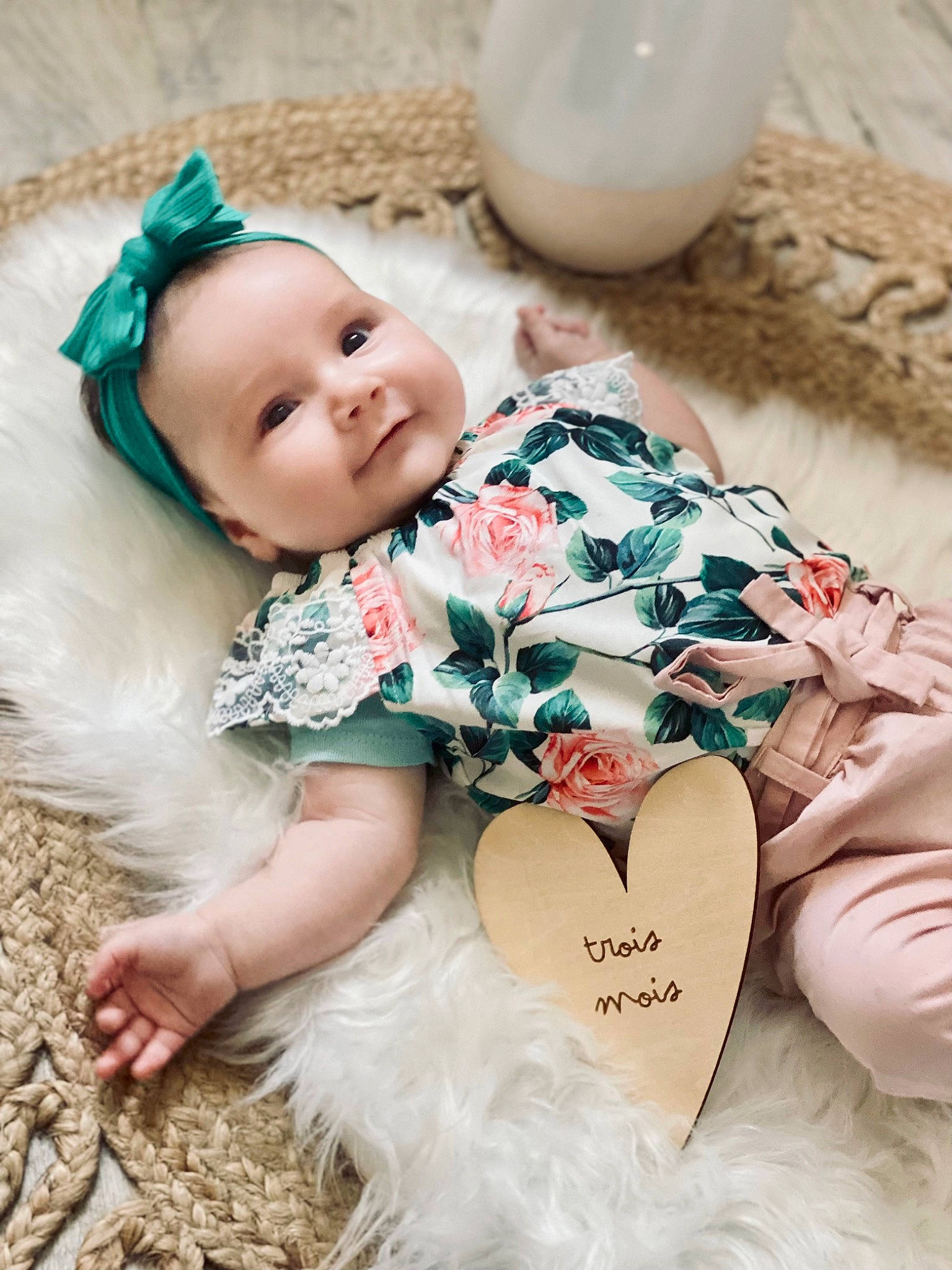 Victoire a rejoint le concours — aidez-le/la à gagner de superbes lots ! baby, baby_toddler_clothing, child, dress, facial_expression, grass, happy, headgear, human_body, pattern, person, pink, plant, serveware, sitting, skin, smile, tableware, thigh, toddler