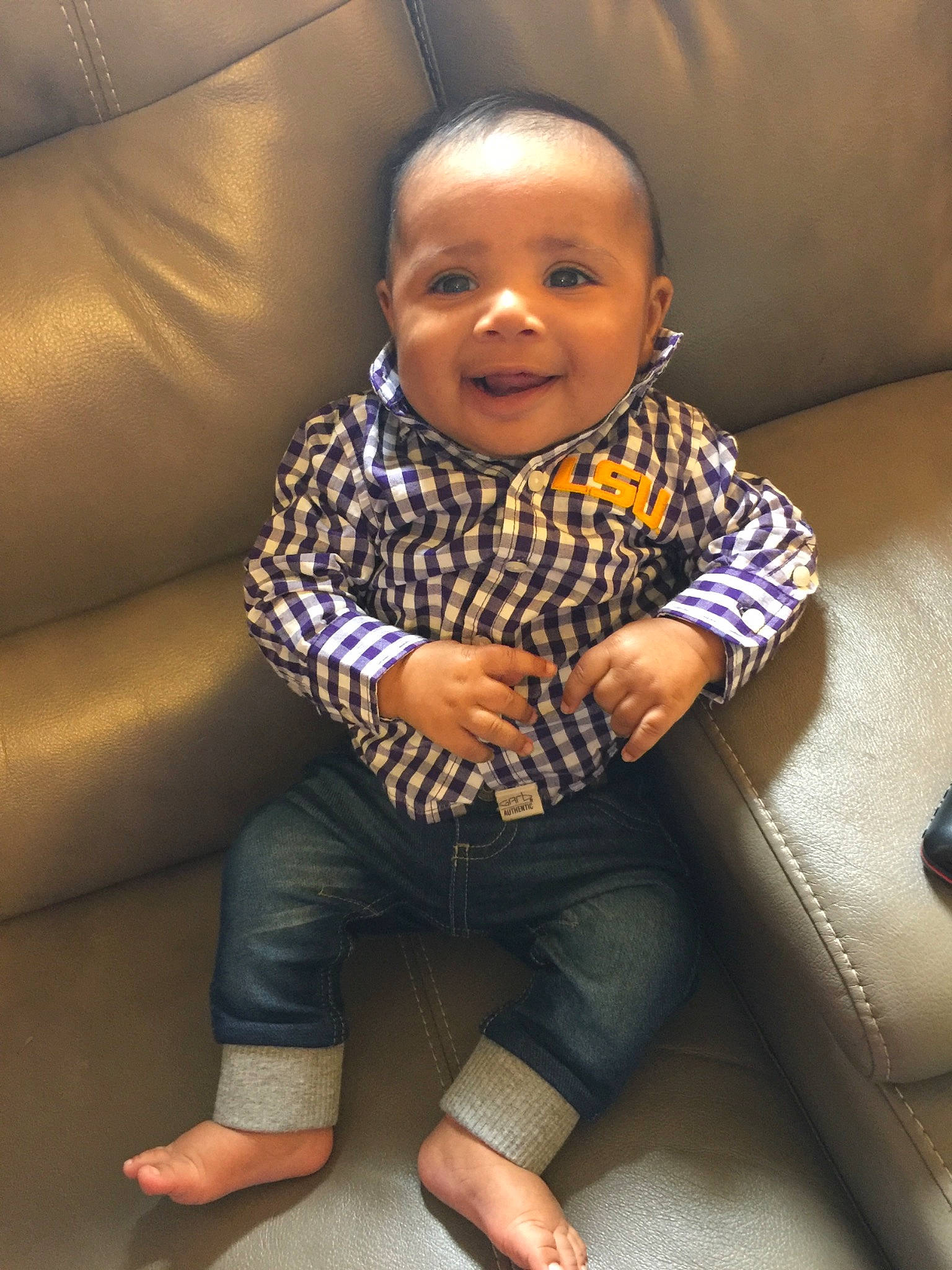 Tre is registered to the contest to win money with this photo: baby, child, head, leg, person, sitting, skin, toddler