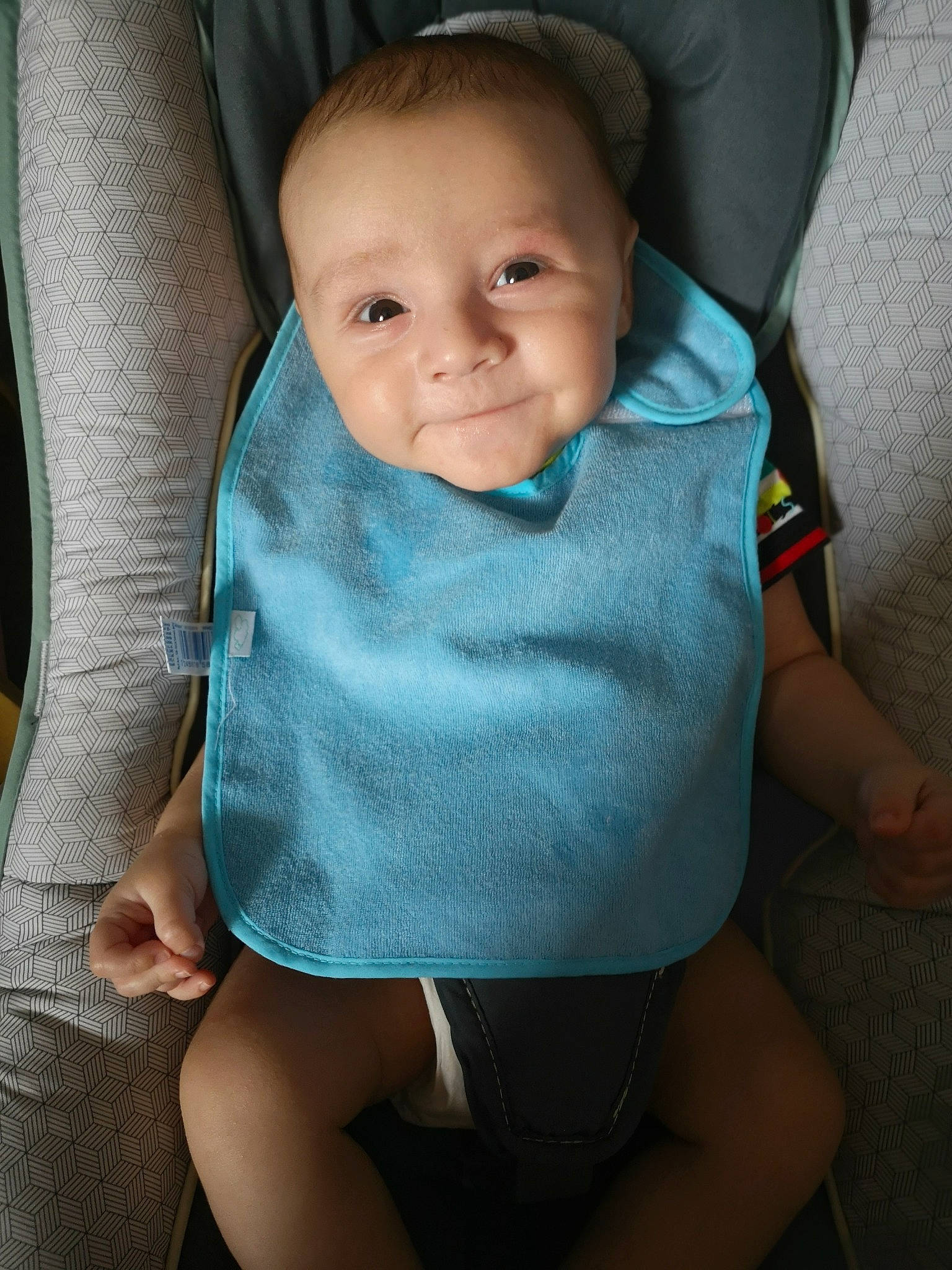 Titouan participe au concours pour gagner de l'argent avec cette photo : abdomen, baby, baby_carriage, baby_products, baby_toddler_clothing, blue, car_seat, cheek, child, head, leg, person, product, sitting, skin, smile, toddler, turquoise