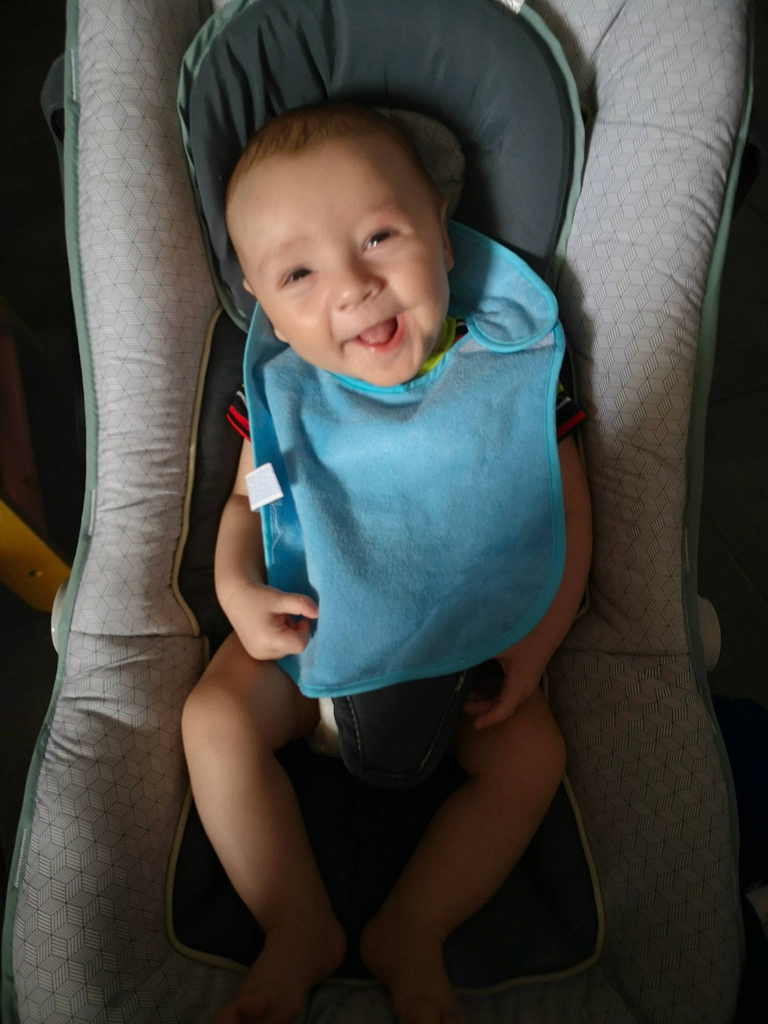 Titouan a rejoint le concours — aidez-le/la à gagner de superbes lots ! baby, baby_in_car_seat, car_seat, cheek, child, comfort, furniture, hand, headgear, leg, person, sitting, skin, smile, toddler