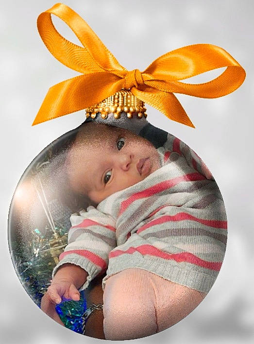 Alima Macogno participe au concours pour gagner de l'argent avec cette photo : baby, baby_toddler_clothing, christmas, christmas_decoration, christmas_ornament, costume_hat, fashion_accessory, happy, head, headpiece, holiday, holiday_ornament, human_body, insect, jewellery, ornament, party_supply, pattern, peach, person