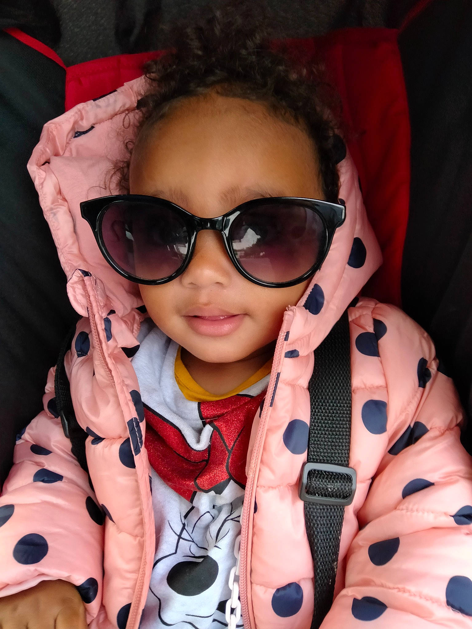 Maïssa participe au concours pour gagner de l'argent avec cette photo : cheek, chin, eyebrow, eyewear, fashion, glasses, goggles, hairstyle, head, lip, mouth, neck, nose, organ, outerwear, person, skin, smile, sunglasses, vision_care