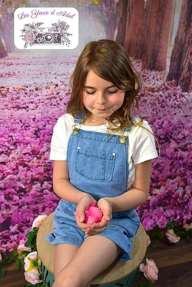 Léa a rejoint le concours — aidez-le/la à gagner de superbes lots ! botany, cool, flower, grass, hair, hairstyle, happy, iris, leaf, organ, people_in_nature, person, petal, pink, plant, purple, smile, summer, textile, thigh