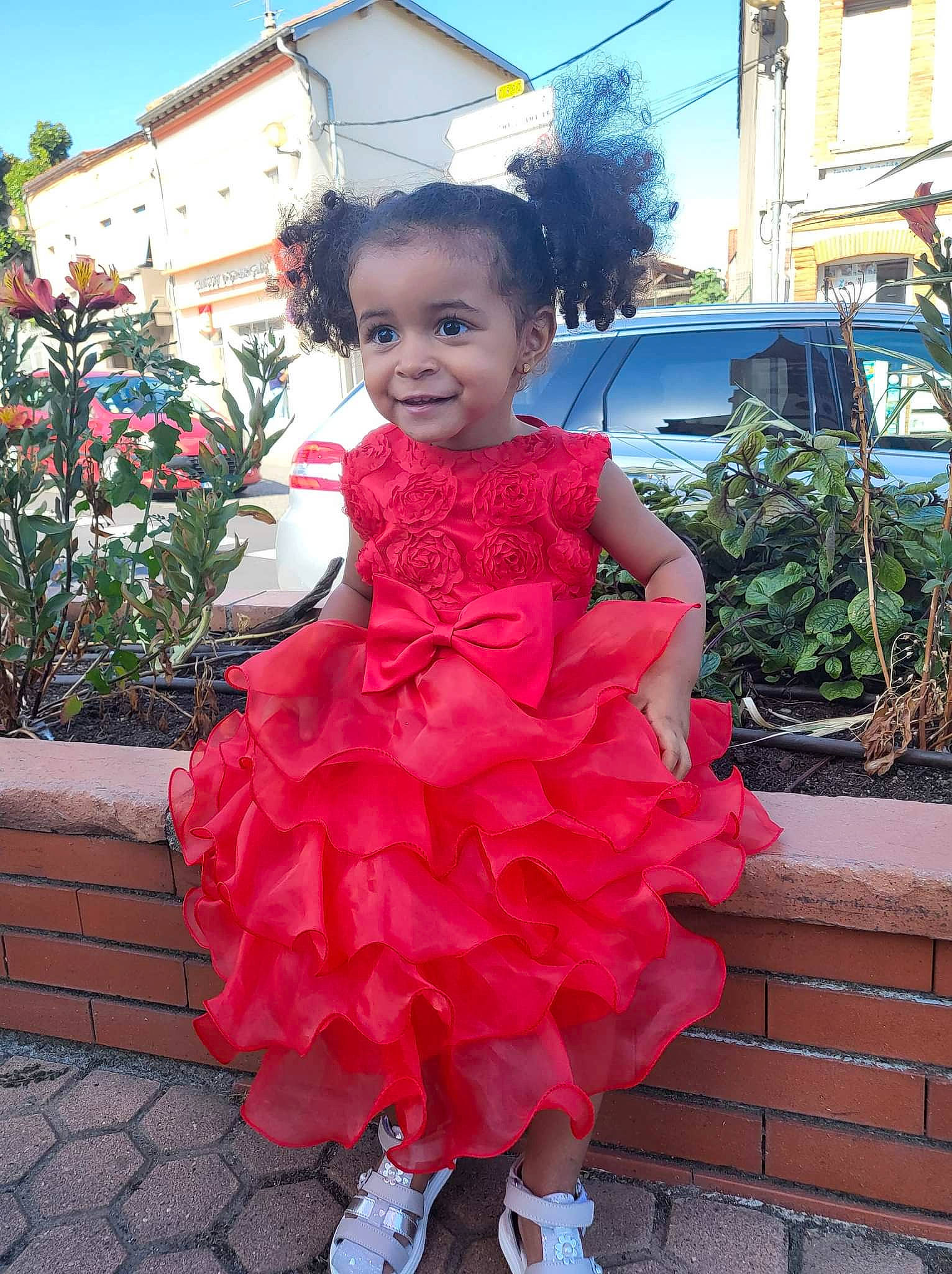 Luna a rejoint le concours — aidez-le/la à gagner de superbes lots ! baby_toddler_clothing, bridal_party_dress, car, day_dress, dress, event, flower, formal_wear, happy, joy, magenta, person, petal, pink, plant, ruffle, sky, smile, tire, toddler