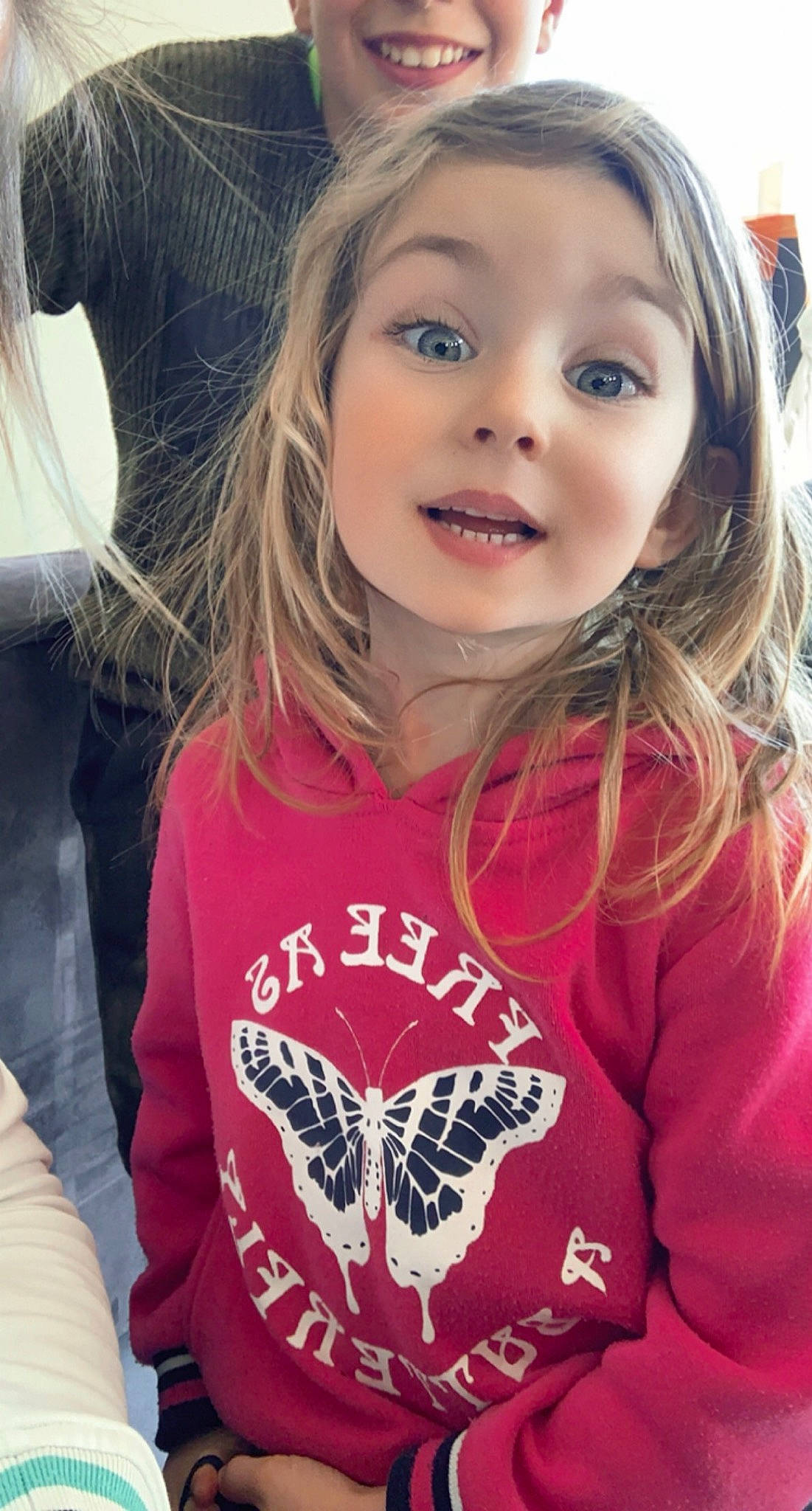 Lou a rejoint le concours — aidez-le/la à gagner de superbes lots ! cheek, eye, eyelash, face, facial_expression, hairstyle, head, insect, iris, lip, neck, organ, person, plant, pollinator, product, skin, sleeve, smile, surprise