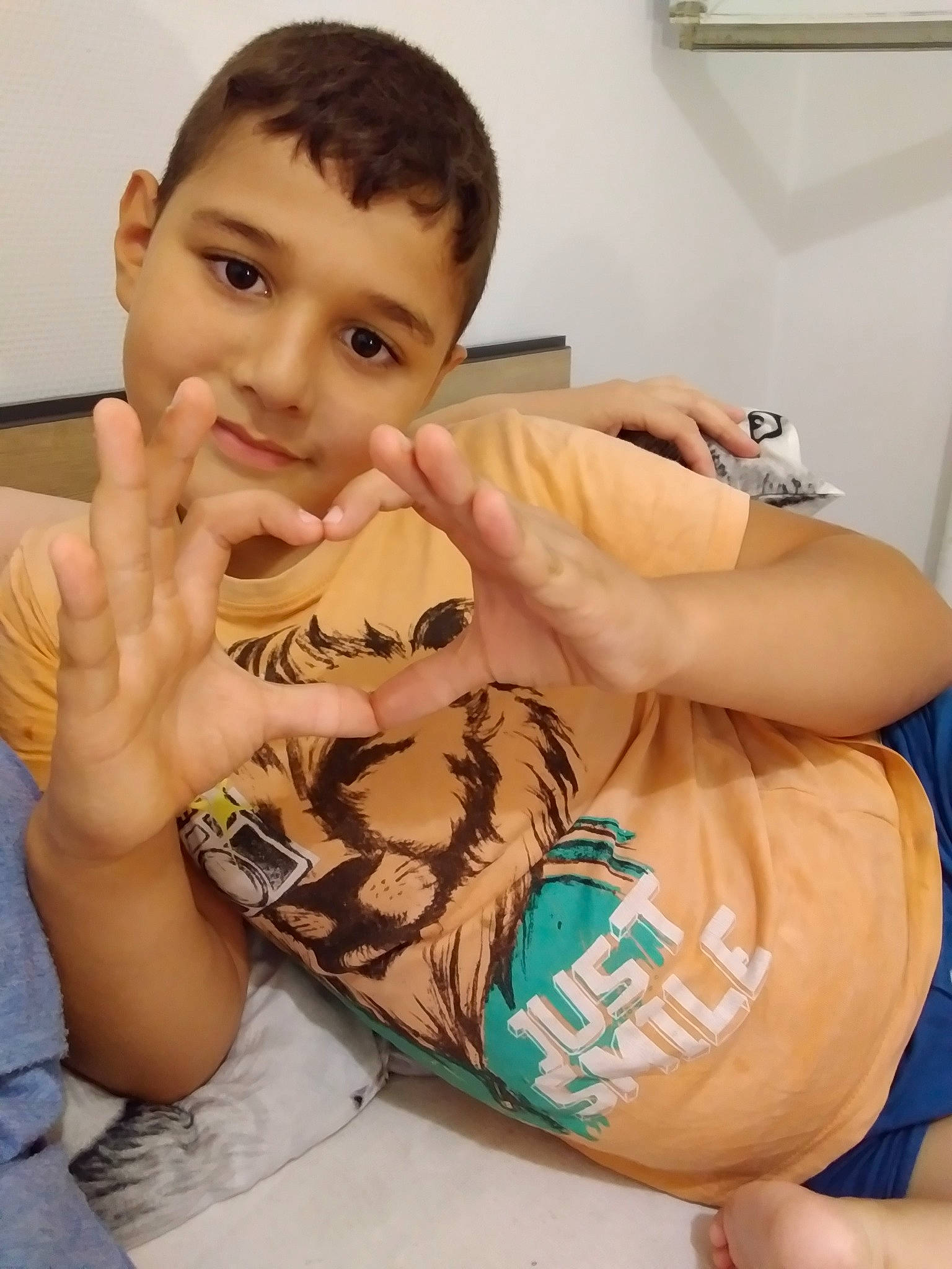 Ilyes participe au concours pour gagner de l'argent avec cette photo : child, finger, jaw, mouth, person, thumb