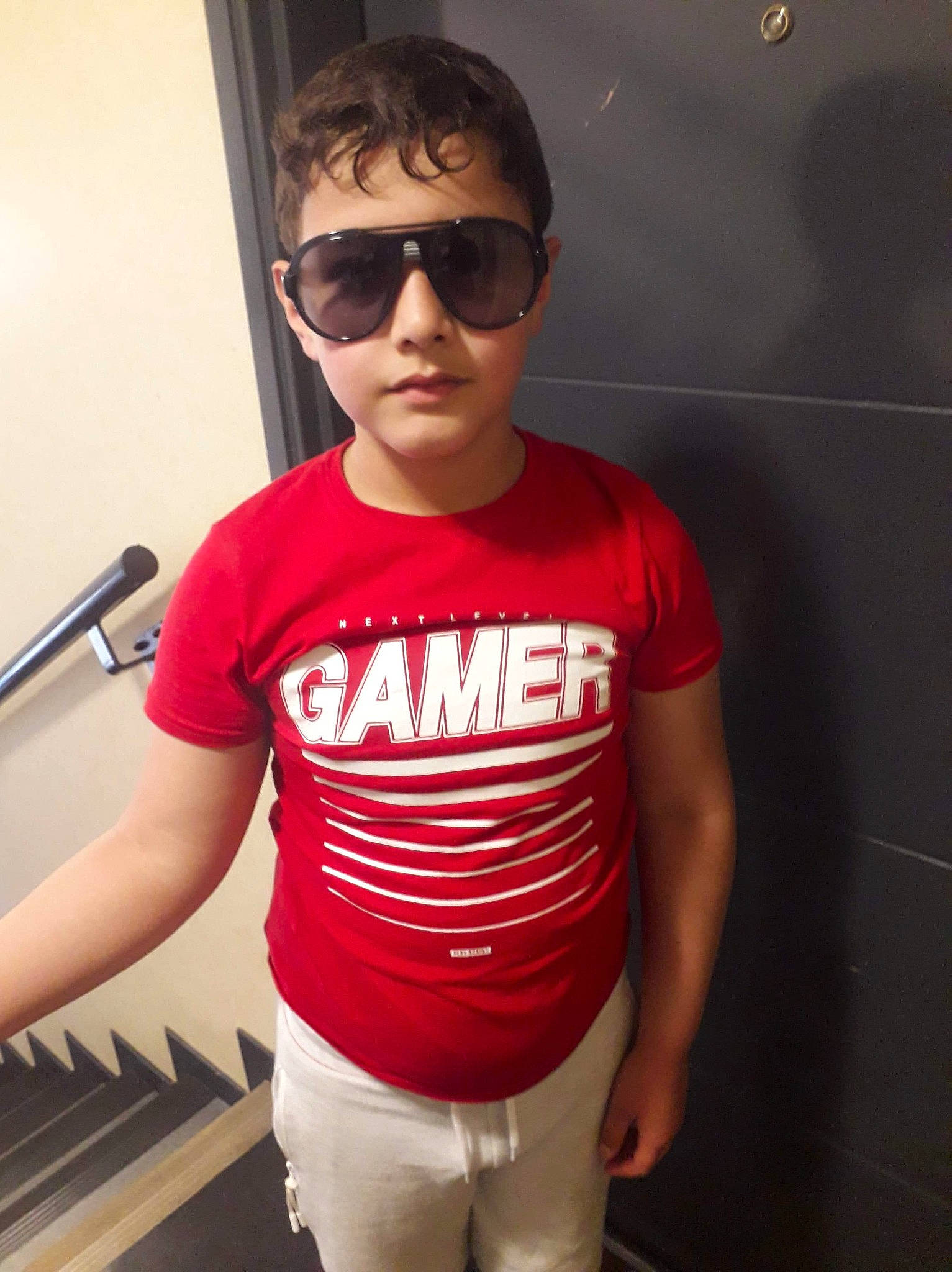 Ilyes a rejoint le concours — aidez-le/la à gagner de superbes lots ! arm, chest, cool, eyewear, glasses, muscle, person, photography, red, selfie, shoulder, smile, sunglasses, t_shirt, top