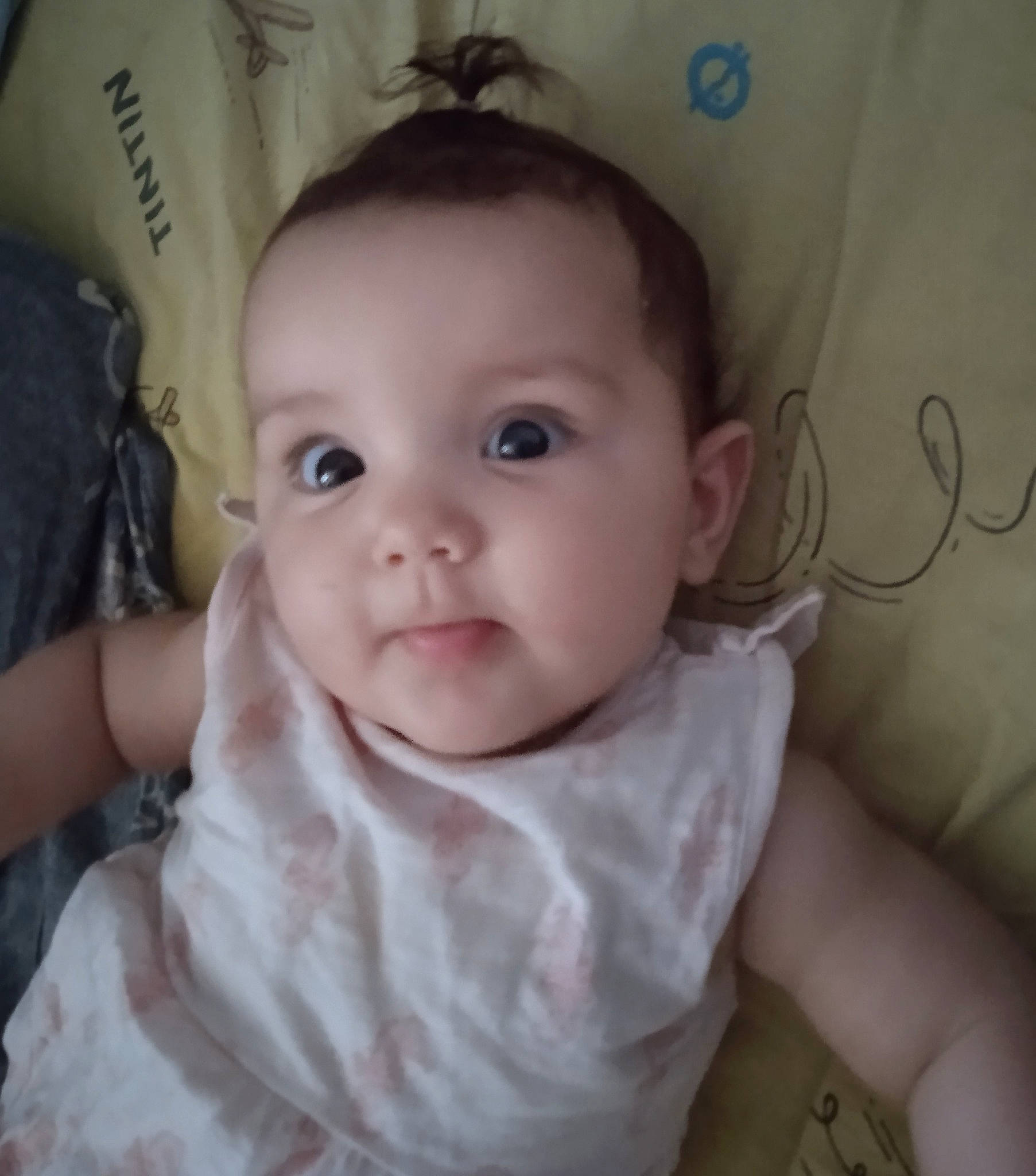 Maryam a rejoint le concours — aidez-le/la à gagner de superbes lots ! baby, baby_toddler_clothing, cheek, chin, ear, eye, eyebrow, eyelash, forehead, happy, head, iris, lip, mouth, neck, nose, person, skin, sleeve, smile