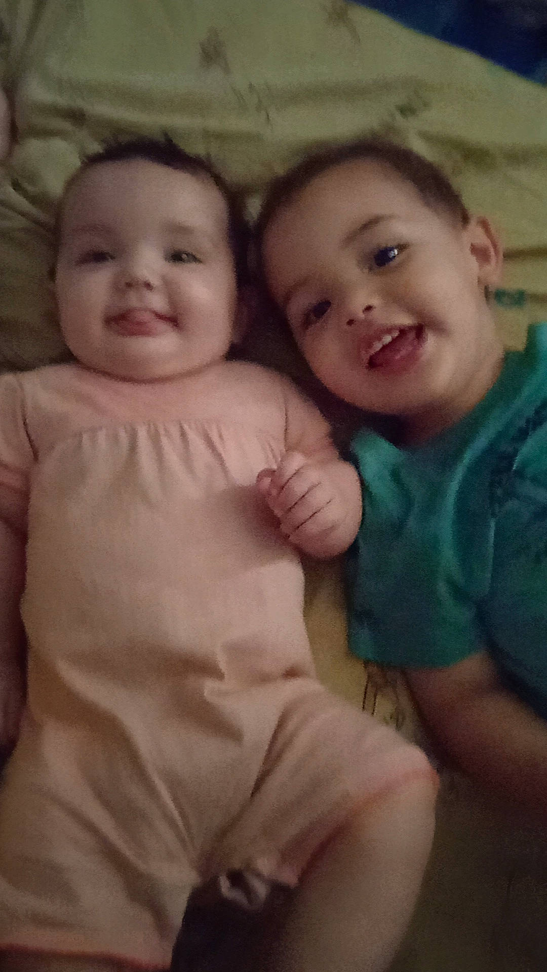 Maryam a rejoint le concours — aidez-le/la à gagner de superbes lots ! baby_toddler_clothing, cheek, chin, comfort, eyebrow, face, finger, gesture, hand, happy, interaction, iris, joy, lip, mouth, neck, nose, person, shoulder, skin