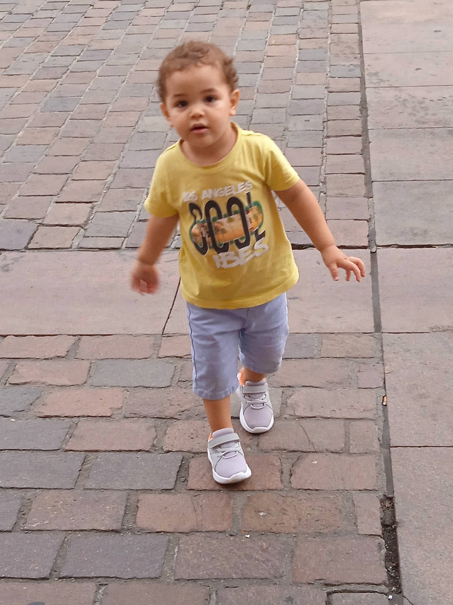 Islam a rejoint le concours — aidez-le/la à gagner de superbes lots ! baby, baby_toddler_clothing, child, floor, flooring, foot, fun, happy, human_leg, joint, leg, leisure, person, road_surface, shorts, sidewalk, sleeve, t_shirt, toddler, waist