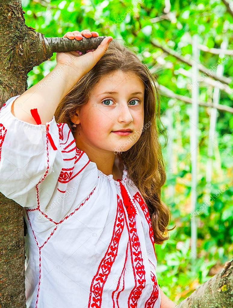 Lola participe au concours pour gagner de l'argent avec cette photo : brown_hair, child, face, flash_photography, gesture, grass, hairstyle, happy, jewellery, lip, long_hair, people_in_nature, person, portrait_photography, shoulder, skin, sleeve, smile, spring, tree