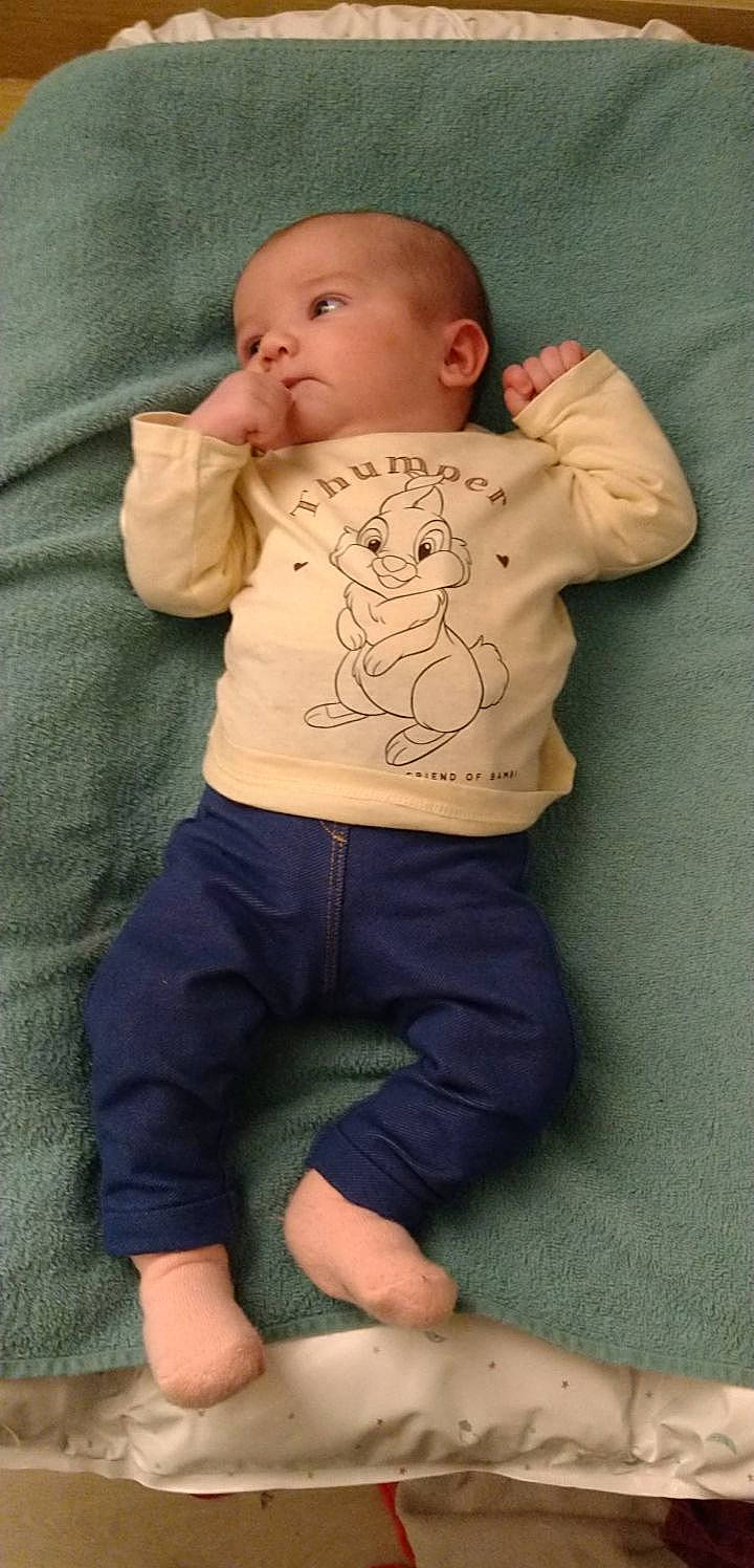 Norah a rejoint le concours — aidez-le/la à gagner de superbes lots ! arm, baby_toddler_clothing, cheek, comfort, eye, face, facial_expression, hairstyle, hand, head, human_body, joint, leg, mouth, neck, nose, person, shoulder, skin, sleeve