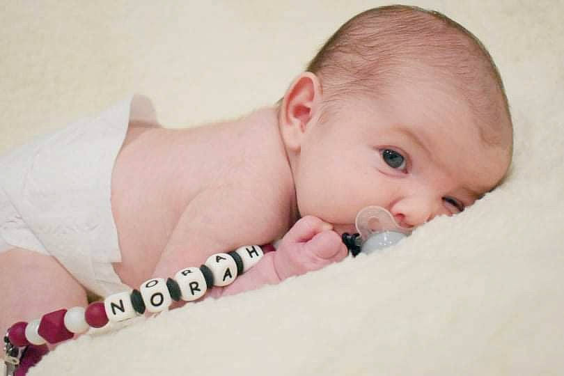 Norah a rejoint le concours — aidez-le/la à gagner de superbes lots ! baby, baby_products, baby_sleeping, baby_toddler_clothing, cheek, child, comfort, eye, eyebrow, flash_photography, happy, iris, linens, nail, pattern, person, portrait_photography, sitting, skin, toddler