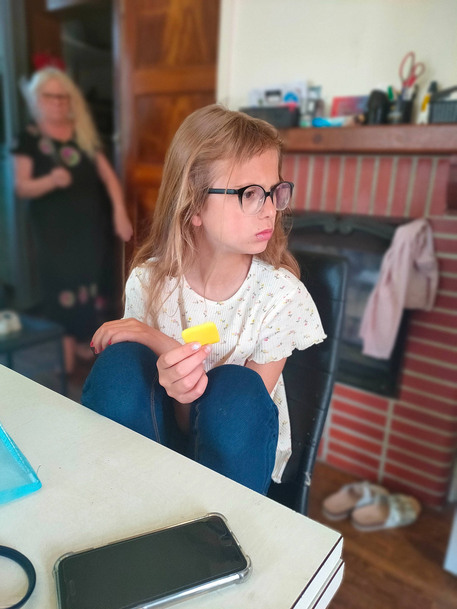 Azyaa participe au concours pour gagner de l'argent avec cette photo : audio_equipment, automotive_design, chair, communication_device, cooking, desk, electronic_instrument, event, eyewear, fun, gadget, mobile_phone, office_equipment, person, plate, room, sitting, t_shirt, table, tableware