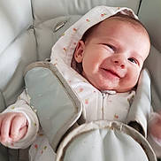 Elena a rejoint le concours — aidez-le/la à gagner de superbes lots ! baby, infant, smile, hoodie, car_seat, straps, cushion, clothing, face, hand, happy, child, portrait, indoor, cute, young, person, seatbelt, comfort, closeup