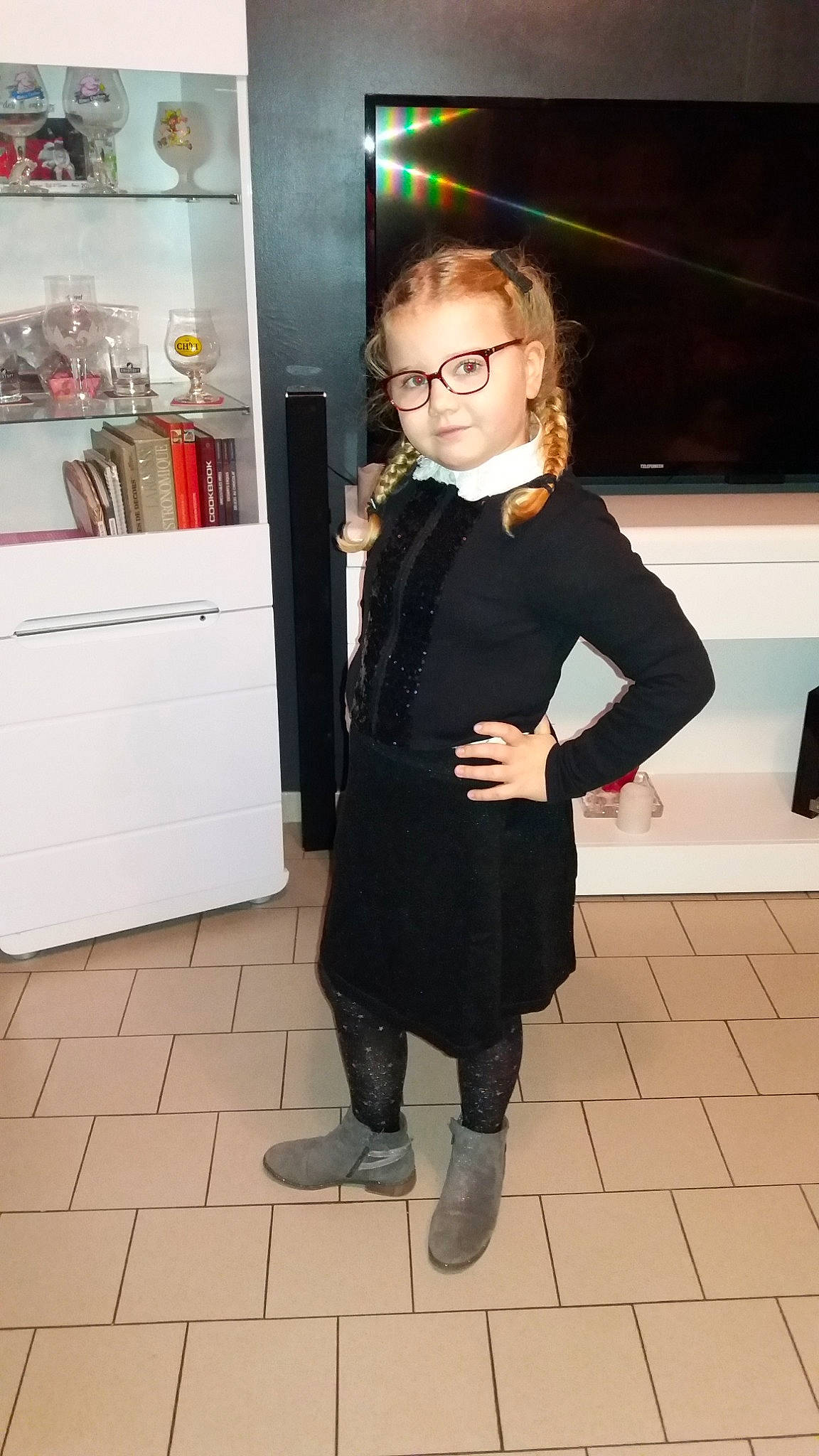 Lou-kiara a rejoint le concours — aidez-le/la à gagner de superbes lots ! clothing, costume, eyewear, fashion, fashion_accessory, flooring, footwear, formal_wear, fun, girl, glasses, little_black_dress, outerwear, person, product, shoulder, smile, snapshot, standing, tights