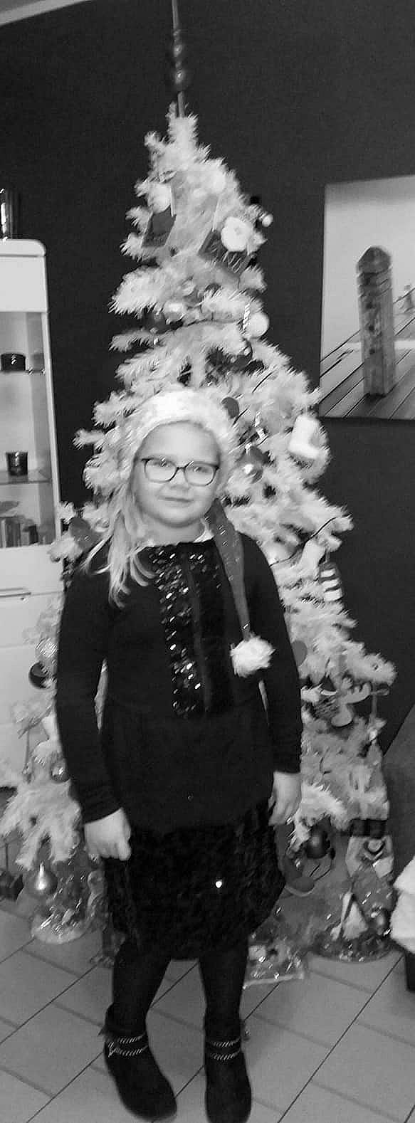 Lou-kiara a rejoint le concours — aidez-le/la à gagner de superbes lots ! black, black_and_white, christmas, christmas_decoration, christmas_tree, monochrome, monochrome_photography, person, snapshot, tree, white, winter