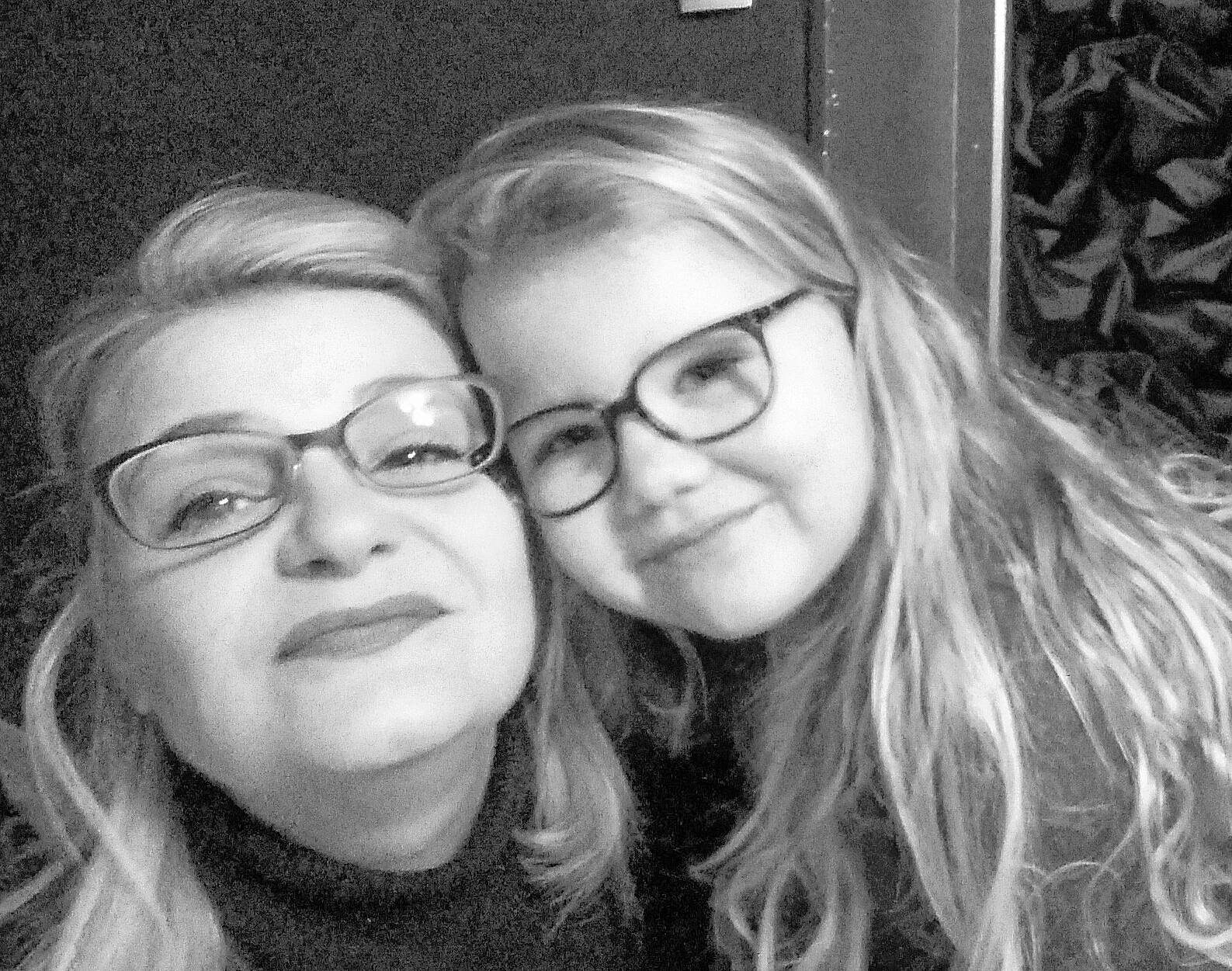 Lou-kiara participe au concours pour gagner de l'argent avec cette photo : beauty, black_and_white, blond, emotion, eyebrow, eyewear, face, facial_expression, girl, glasses, hair, head, human_hair_color, monochrome_photography, nose, person, photograph, photography, smile, vision_care