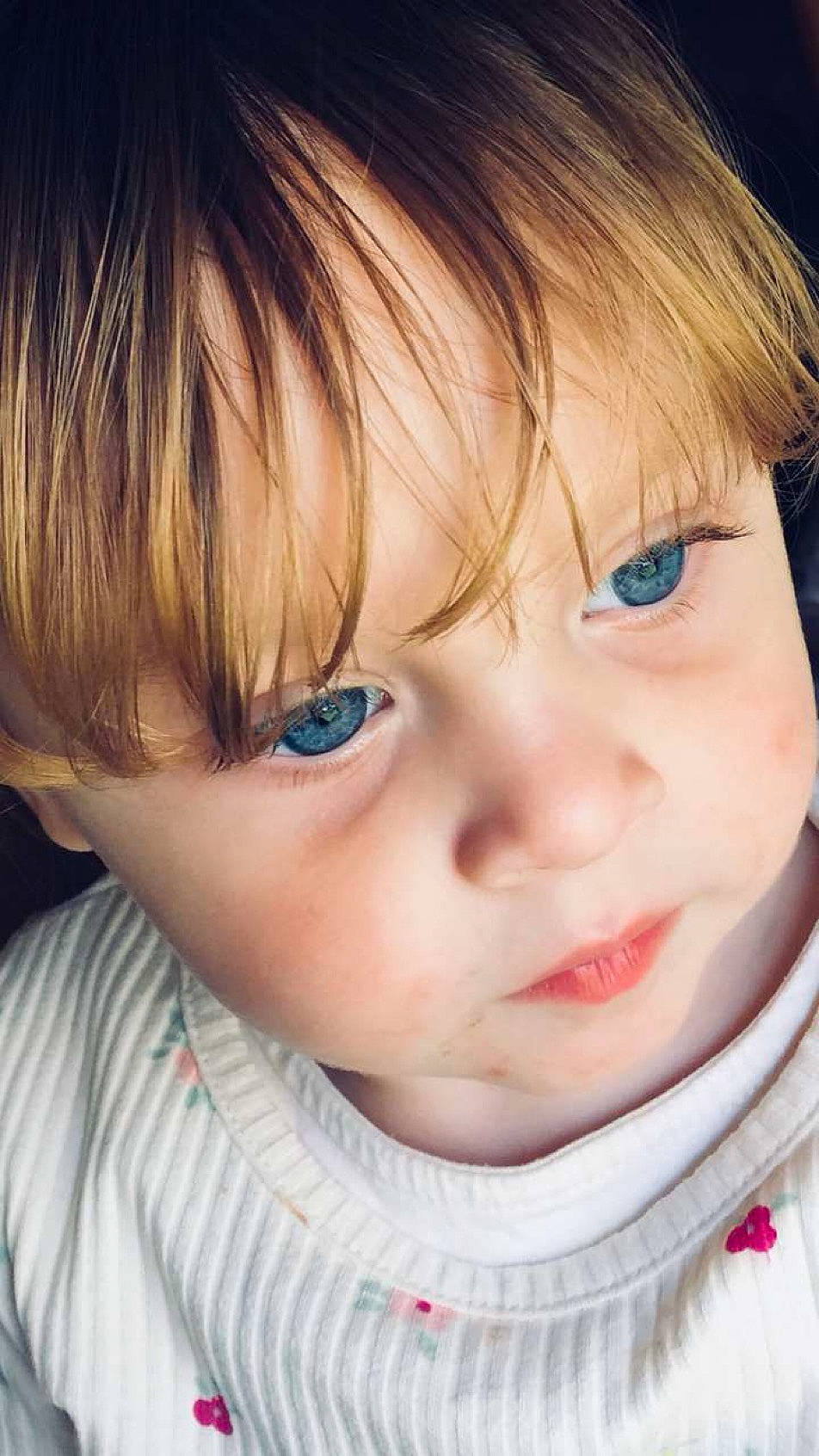 Swensy a rejoint le concours — aidez-le/la à gagner de superbes lots ! baby, baby_toddler_clothing, bangs, blond, cheek, drinkware, ear, electric_blue, eyelash, forehead, happy, human_body, iris, jaw, lip, mouth, nose, person, skin, sleeve