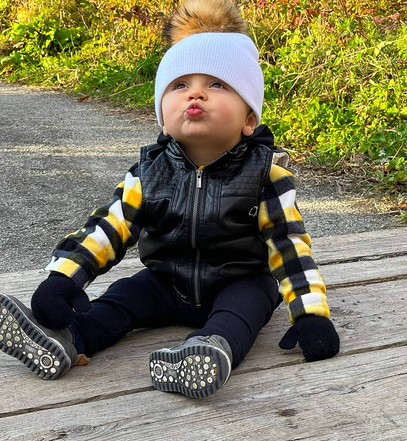 Ludovic a rejoint le concours — aidez-le/la à gagner de superbes lots ! asphalt, baby, baby_toddler_clothing, child, face, fur, grass, happy, headgear, headwear, jacket, mammal, outerwear, pattern, people_in_nature, person, plant, road_surface, sitting, sleeve