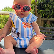 Eléa participe au concours pour gagner de l'argent avec cette photo : baby, child, sunglasses, outdoor, summer, cute, sitting, clothing, minnie_mouse, greenery, bench, fence, sunlight, portrait, foot, hand, head, face, table, fashion