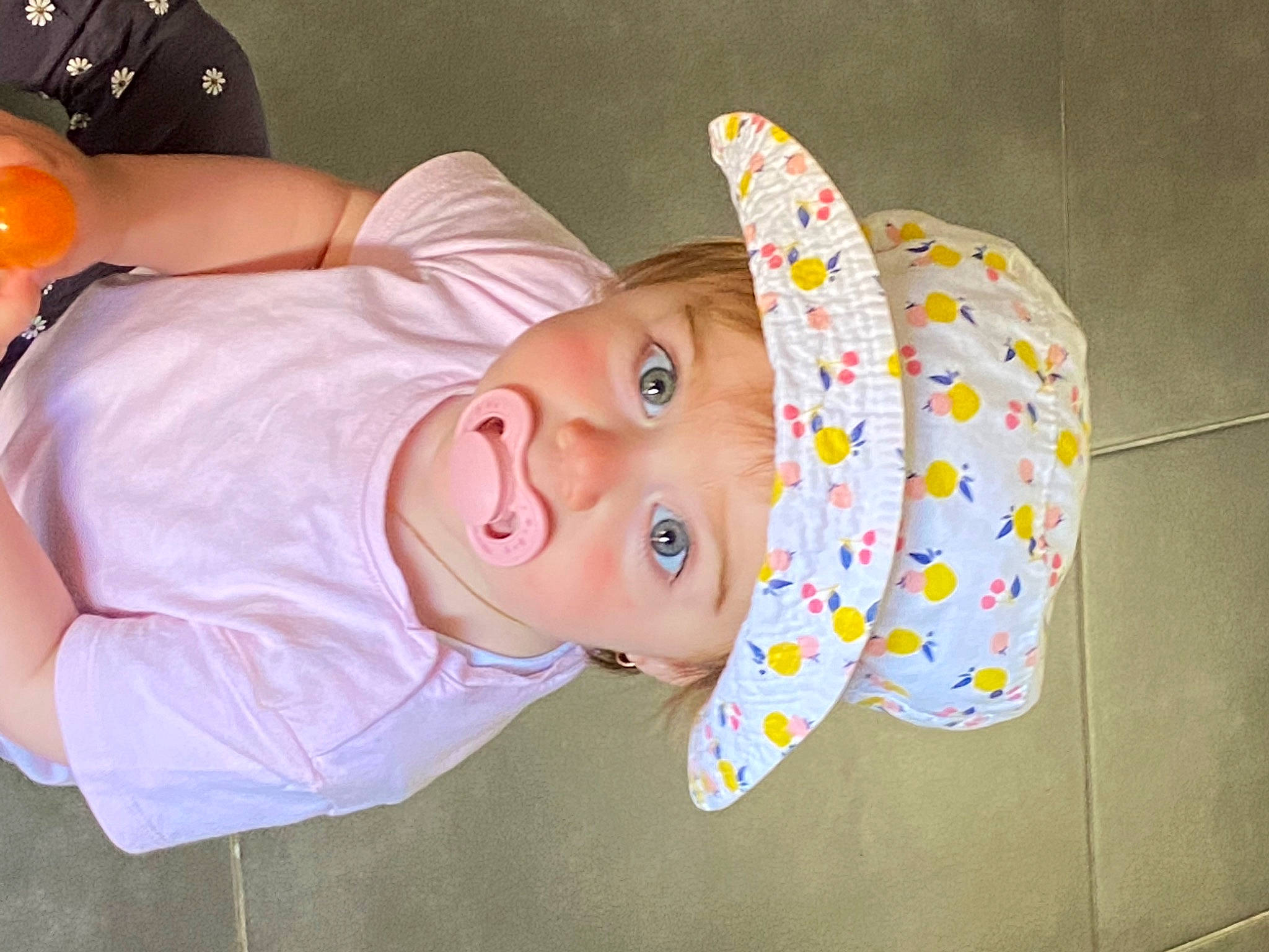 Lou participe au concours pour gagner de l'argent avec cette photo : baby, baby_products, baby_toddler_clothing, baseball_cap, cap, cheek, child, fashion_accessory, fun, happy, hat, headgear, headwear, lip, mouth, nose, pattern, person, skin, toddler