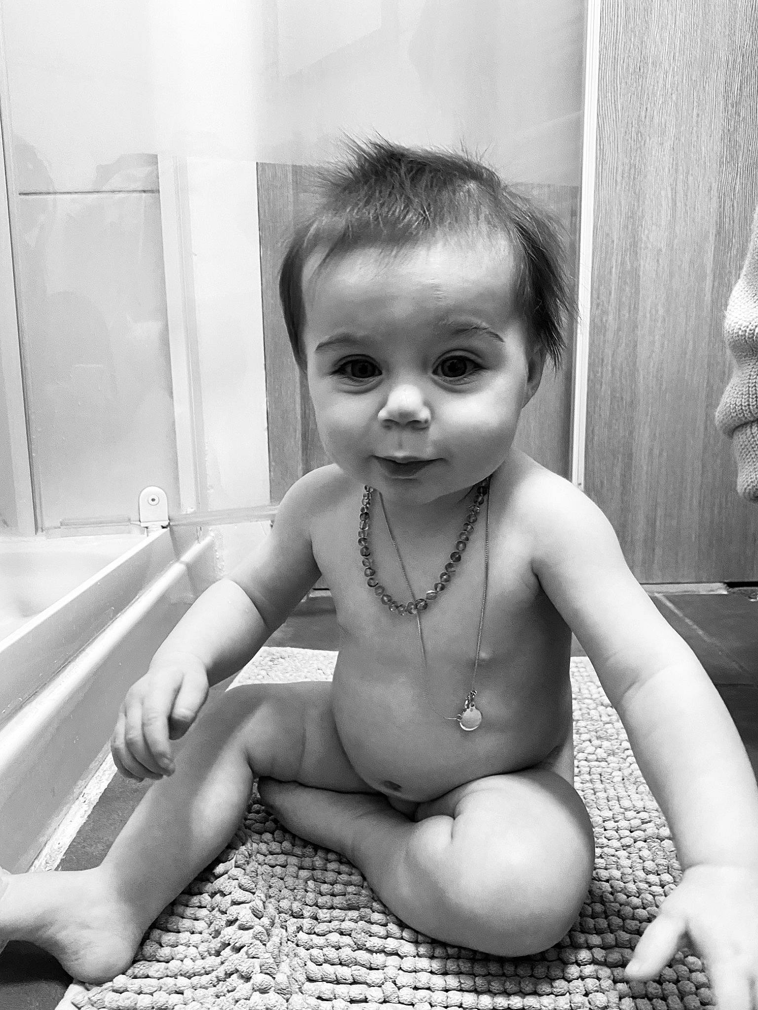 Lou a rejoint le concours — aidez-le/la à gagner de superbes lots ! baby, black, black_and_white, cheek, chest, eyebrow, finger, flash_photography, gesture, happy, human_body, iris, leg, lip, monochrome, neck, nose, person, photograph, smile