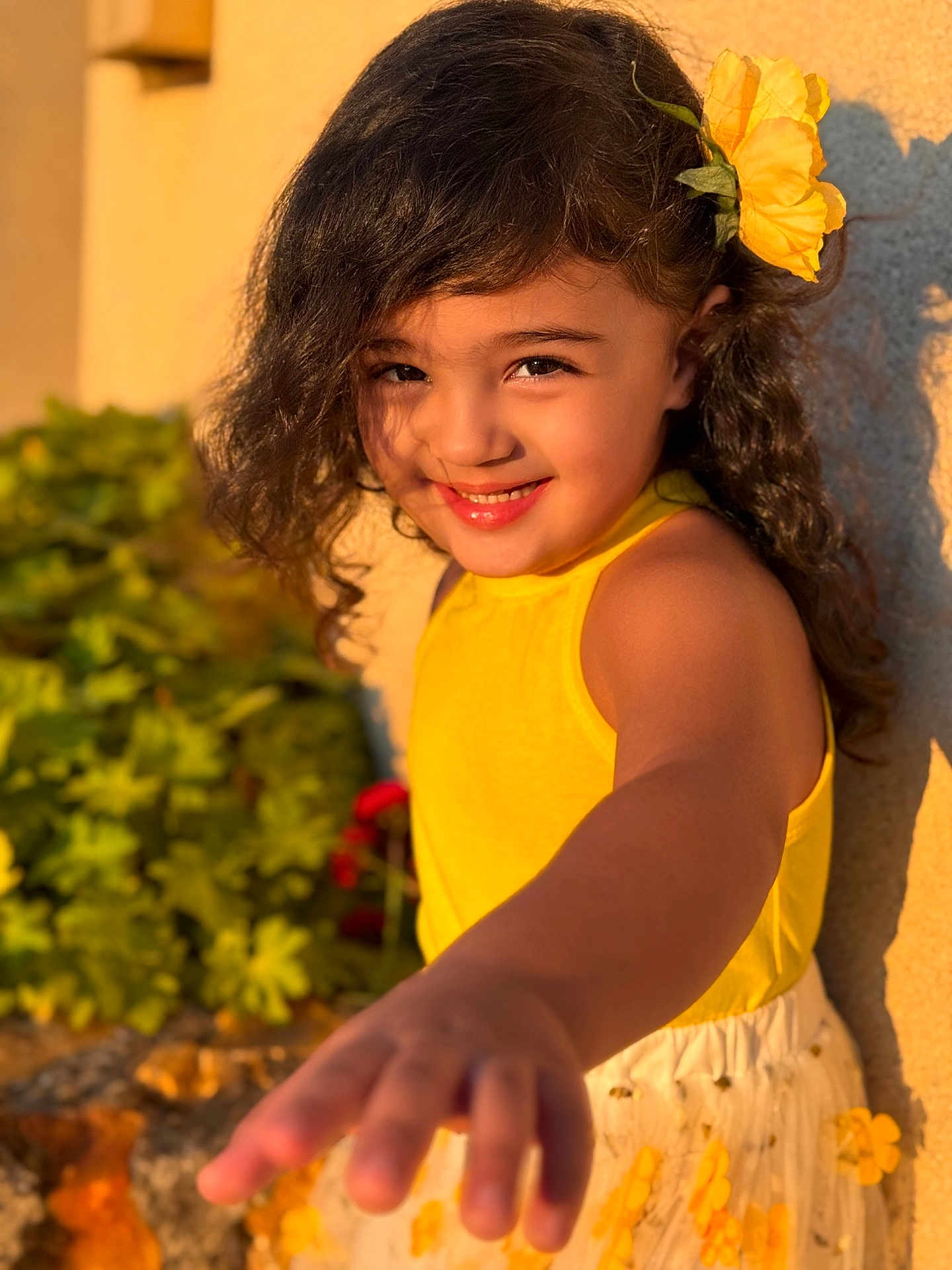 Pınar participe au concours pour gagner de l'argent avec cette photo : child, curly_hair, cute, face, flower, garden, girl, hand, happy, nature, outdoor, person, playful, portrait, skin, smiling, summer, sunlight, yellow_dress, youth