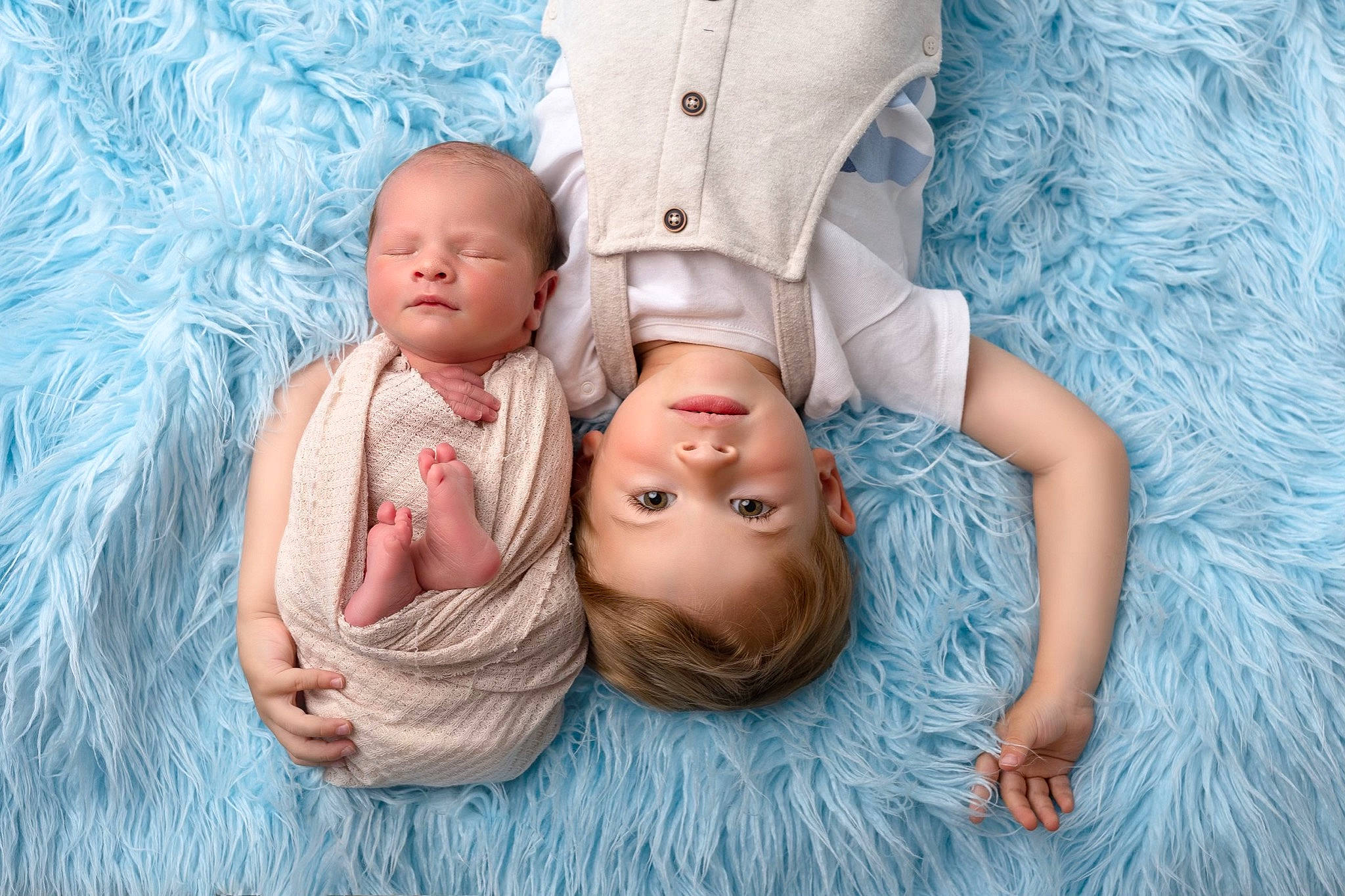 Elio participe au concours pour gagner de l'argent avec cette photo : abdomen, azure, baby, baby_toddler_clothing, blue, child, finger, fun, gesture, grass, hand, happy, leisure, nail, pattern, people_in_nature, person, skin, textile, toddler
