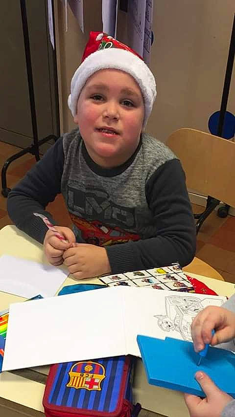 Nathan participe au concours pour gagner de l'argent avec cette photo : child, day, fun, headwear, person, play, product, reading, smile, toddler