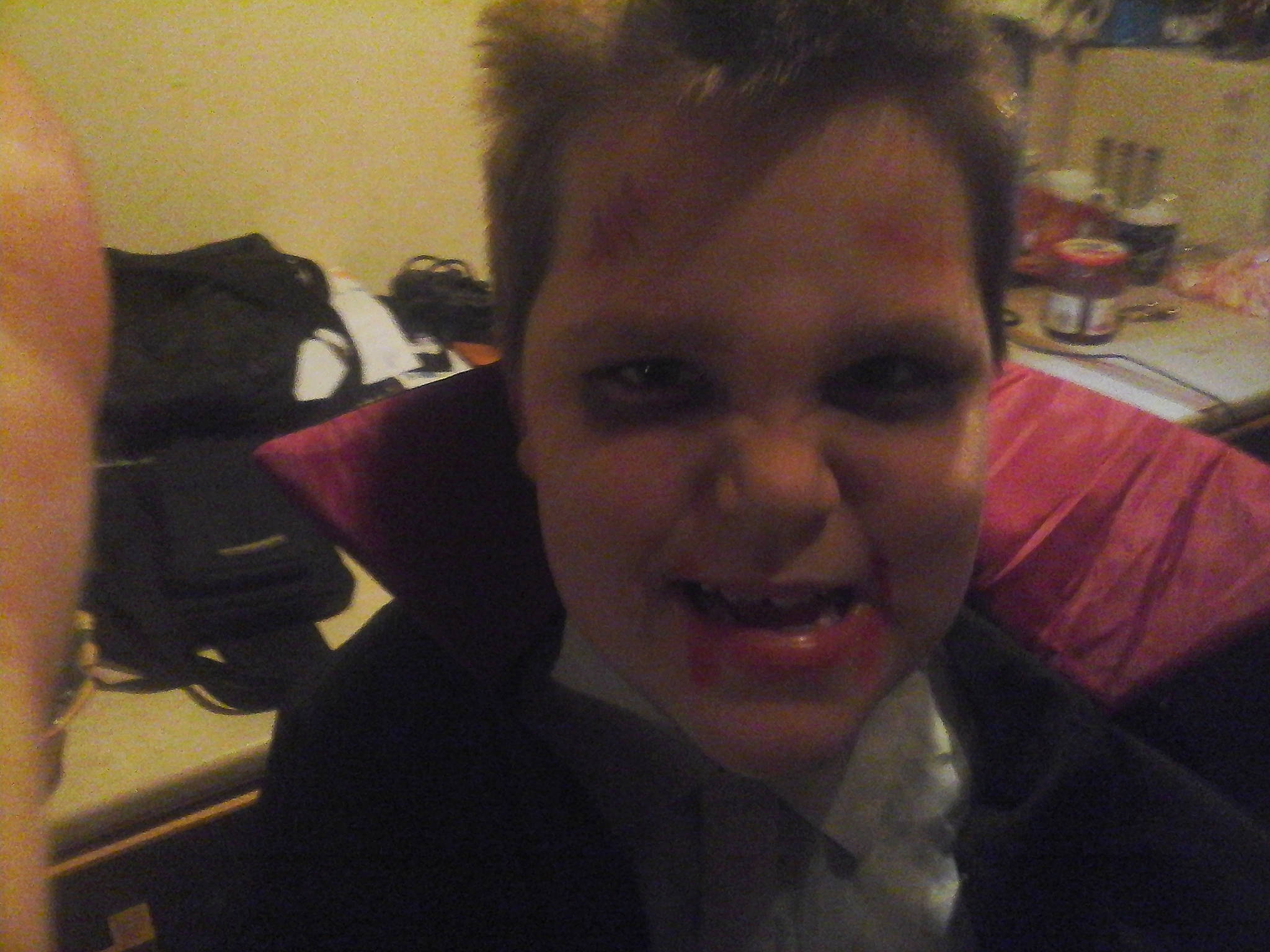 Nathan participe au concours pour gagner de l'argent avec cette photo : cheek, chin, cool, crew_cut, ear, eyebrow, eyelash, eyewear, facial_hair, forehead, fun, gesture, happy, jaw, moustache, mouth, nose, person, room, selfie