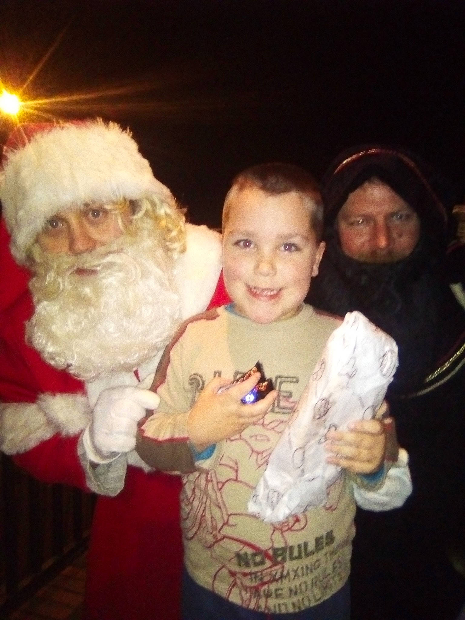 Nathan participe au concours pour gagner de l'argent avec cette photo : beard, christmas, costume, event, facial_hair, fictional_character, fun, hair, holiday, joy, lap, person, product, santa_claus