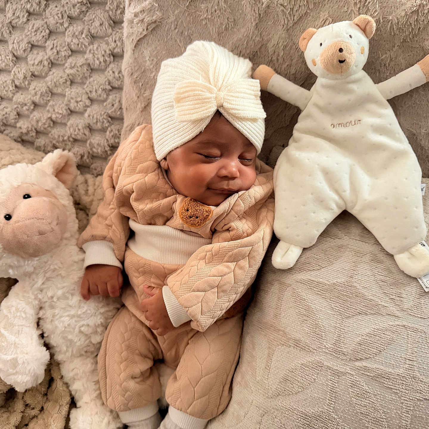 Ashanti a rejoint le concours — aidez-le/la à gagner de superbes lots ! baby, bear, blanket, child, comfort, cozy, cuddly, cute, indoors, knitwear, lamb, neutral_colors, peaceful, plush_toy, portrait, resting, sleeping, soft, texture, turban