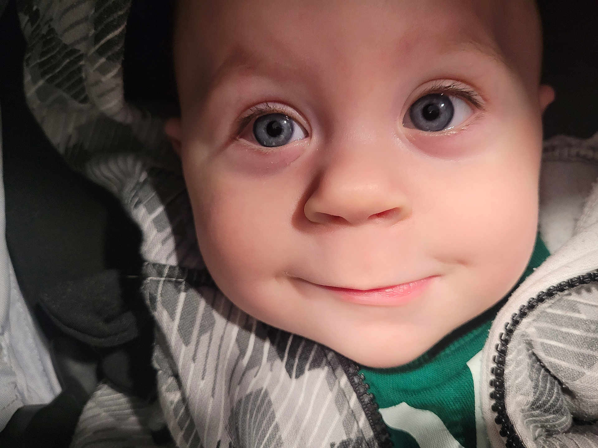 Tom a rejoint le concours — aidez-le/la à gagner de superbes lots ! baby, face, closeup, blue_eyes, smile, child, jacket, patterned_clothing, cute, infant, portrait, young_child, eyelashes, nose, mouth, skin, head, apparel, warm_clothing, expression