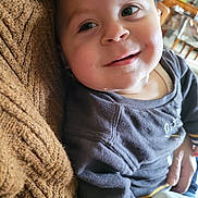 Tom a rejoint le concours — aidez-le/la à gagner de superbes lots ! baby, cheek, closeup, cuddle, dimple, drool, eyes, face, furniture, hand, happy, indoors, infant, knit_blanket, parent_hand, portrait, smiling, sweater, toy, warmth