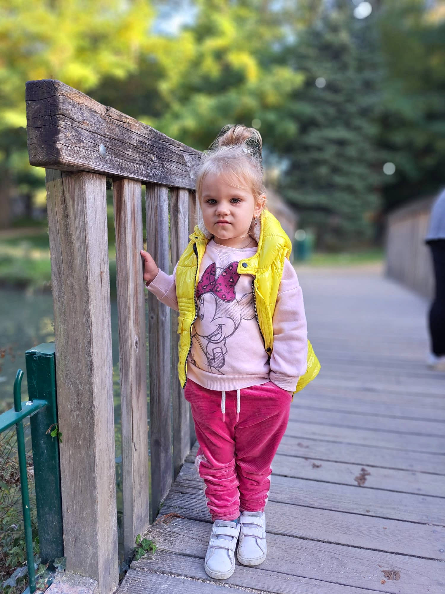 Sofia a rejoint le concours — aidez-le/la à gagner de superbes lots ! baby_toddler_clothing, child, fun, grass, happy, leisure, magenta, people_in_nature, person, pink, plant, play, portrait_photography, purple, recreation, toddler, tree, vacation, walking, wood
