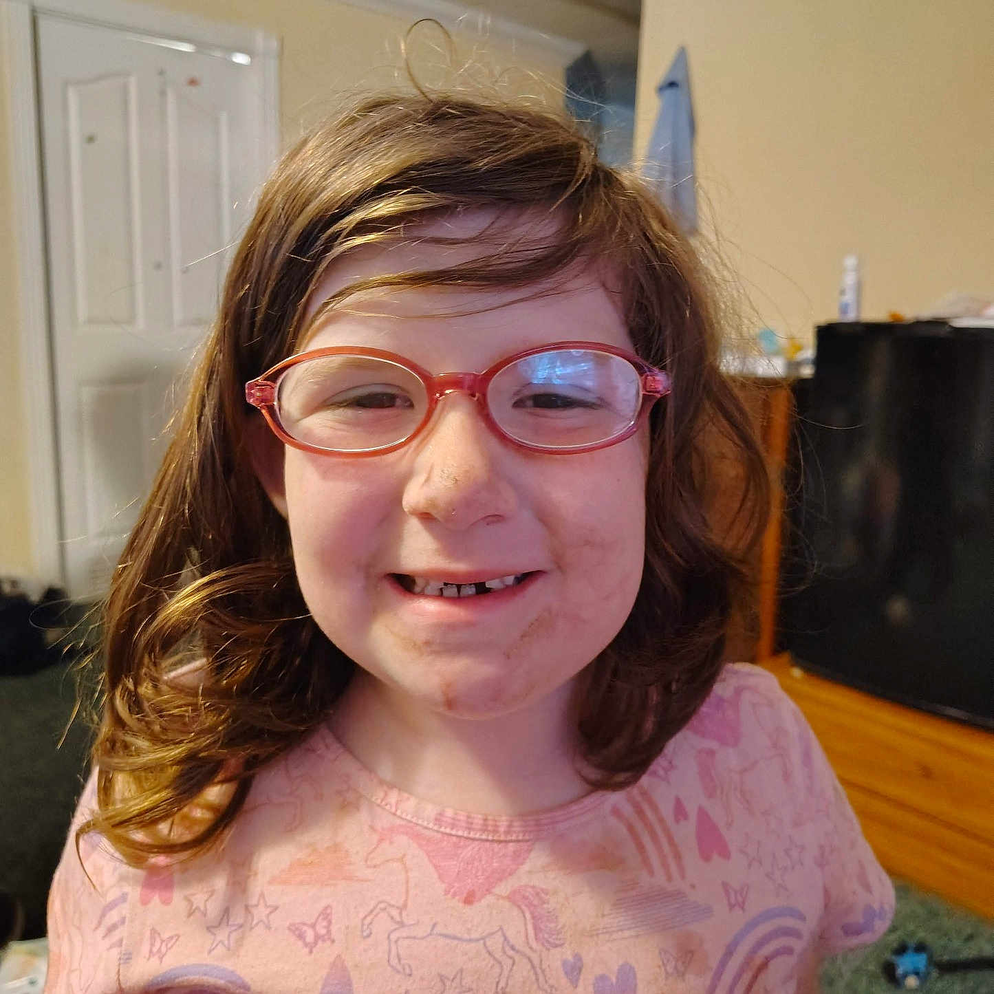 Mairi is registered to the contest to win money with this photo: accessories, child, clothing, computerhardware, electronics, face, female, girl, glasses, happy, hardware, head, monitor, person, photography, portrait, screen, smile, t_shirt, tv