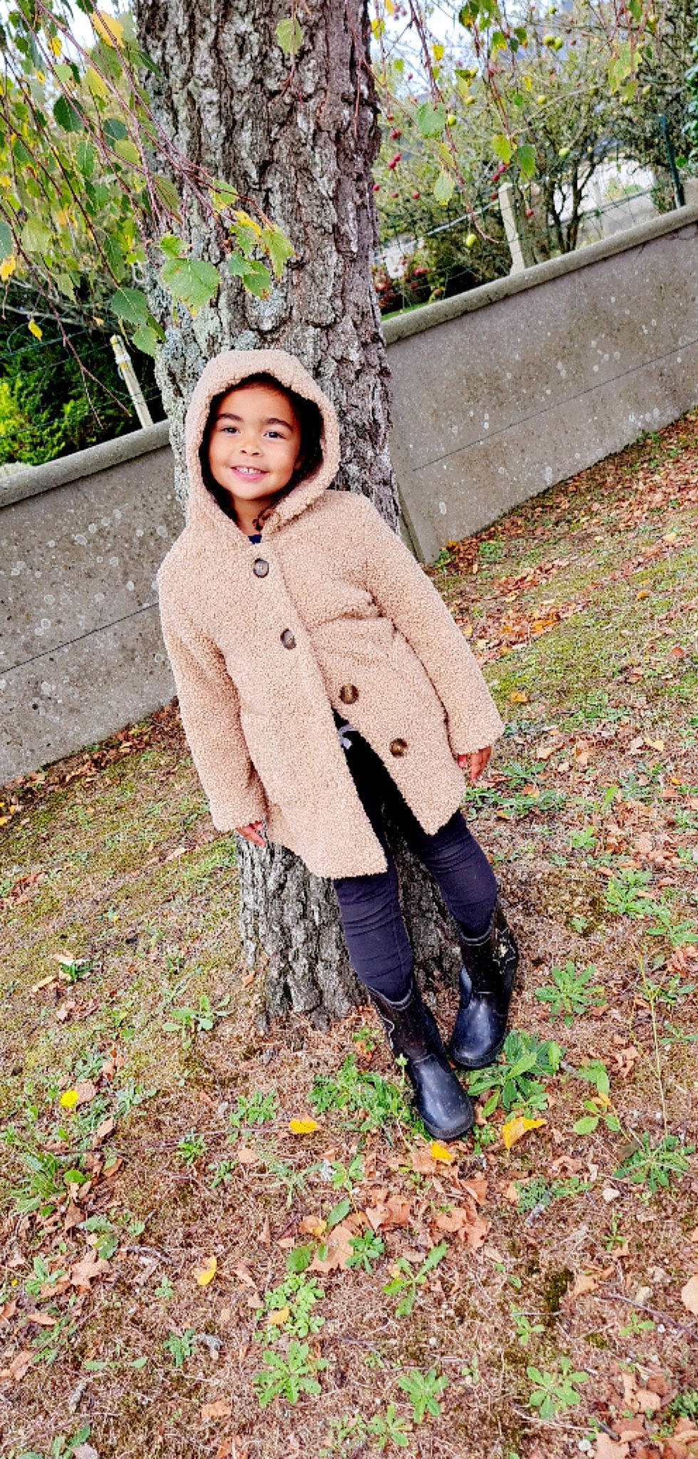 Cattaleya a rejoint le concours — aidez-le/la à gagner de superbes lots ! blazer, denim, fawn, grass, happy, headwear, jacket, joy, leg, outerwear, overcoat, pattern, people_in_nature, person, plaid, plant, shoe, sleeve, smile, street_fashion