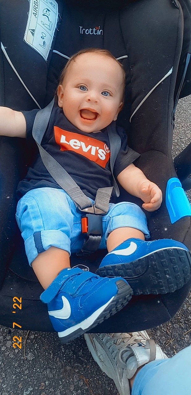 Sacha a rejoint le concours — aidez-le/la à gagner de superbes lots ! auto_part, baby, baby_carriage, baby_toddler_clothing, blue, child, comfort, cool, electric_blue, flash_photography, fun, happy, head, lap, person, sitting, skin, smile, sneakers, toddler
