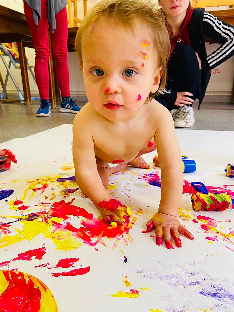 Sacha a rejoint le concours — aidez-le/la à gagner de superbes lots ! baby, beauty, chair, child, event, flooring, fun, happy, headwear, leisure, paint, party, people, person, play, recreation, red, sitting, snapshot, summer