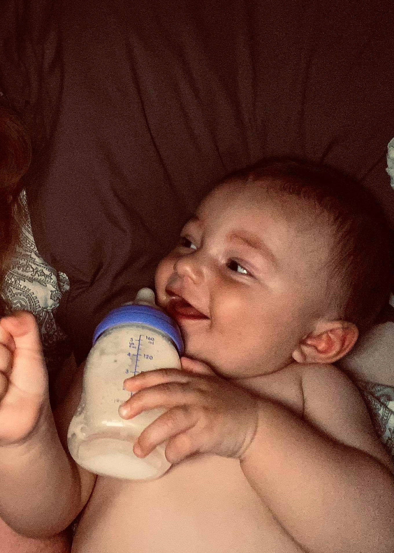 Loukas participe au concours pour gagner de l'argent avec cette photo : arm, cheek, comfort, ear, eye, facial_expression, finger, hand, happy, head, human_body, leg, lip, mouth, muscle, neck, nose, person, skin, smile