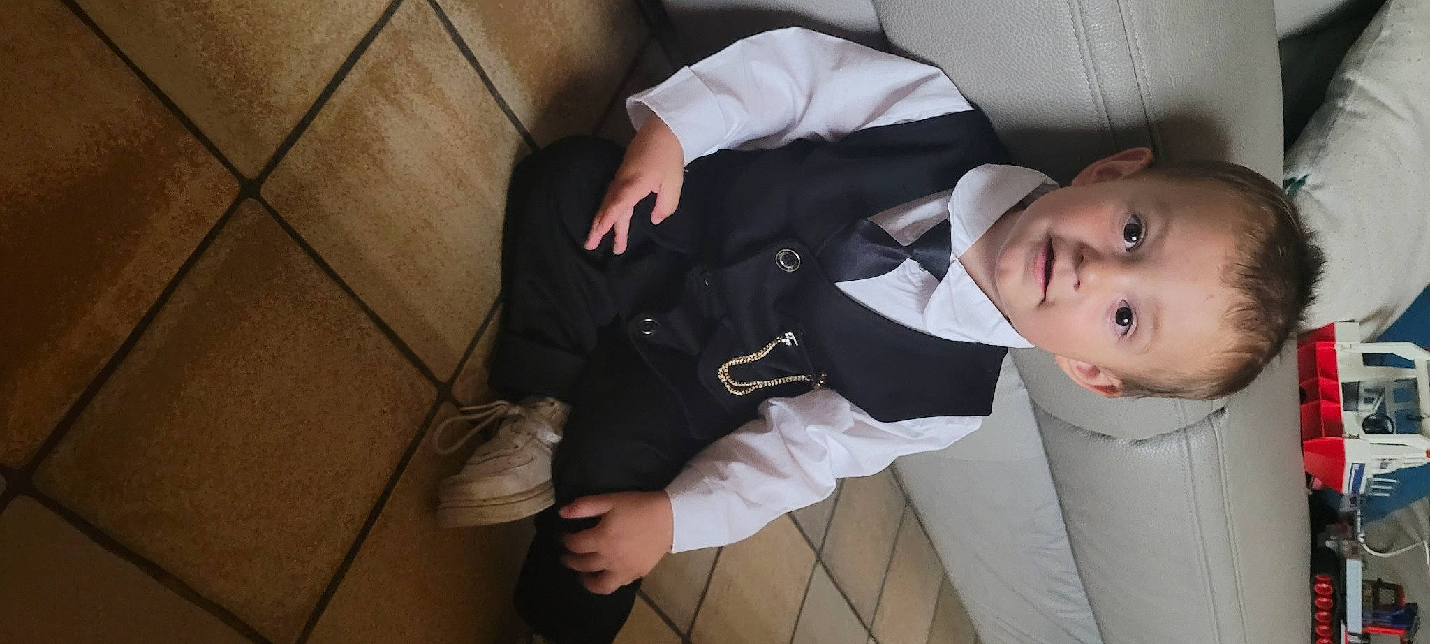 Loukas participe au concours pour gagner de l'argent avec cette photo : baby, blazer, button, collar, comfort, cuff, dress_shirt, event, formal_wear, gesture, hand, hardwood, person, sleeve, suit, thumb, tie, toddler, uniform, wood