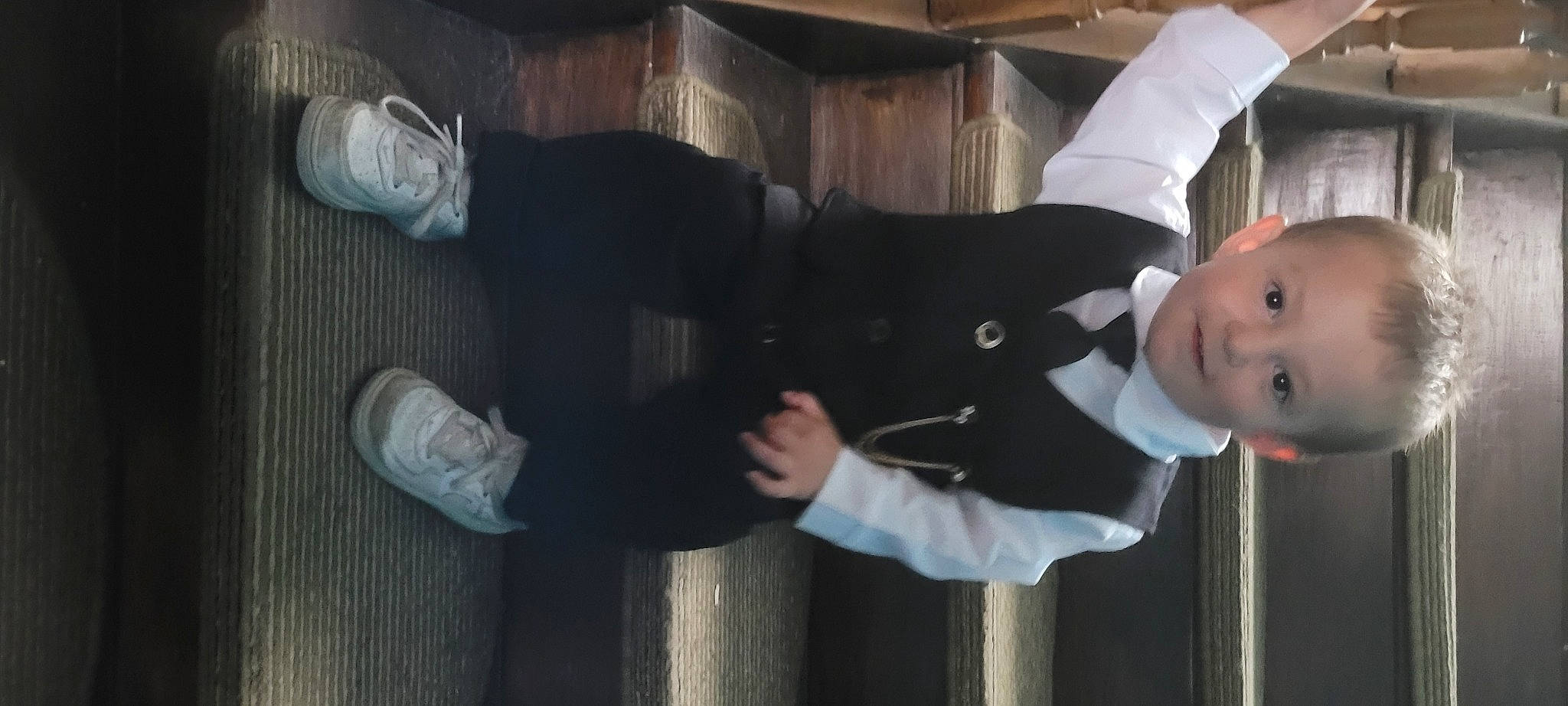 Loukas participe au concours pour gagner de l'argent avec cette photo : baby, baby_toddler_clothing, black, collar, formal_wear, fun, gesture, happy, joy, outerwear, person, sleeve, smile, snapshot, thumb, toddler