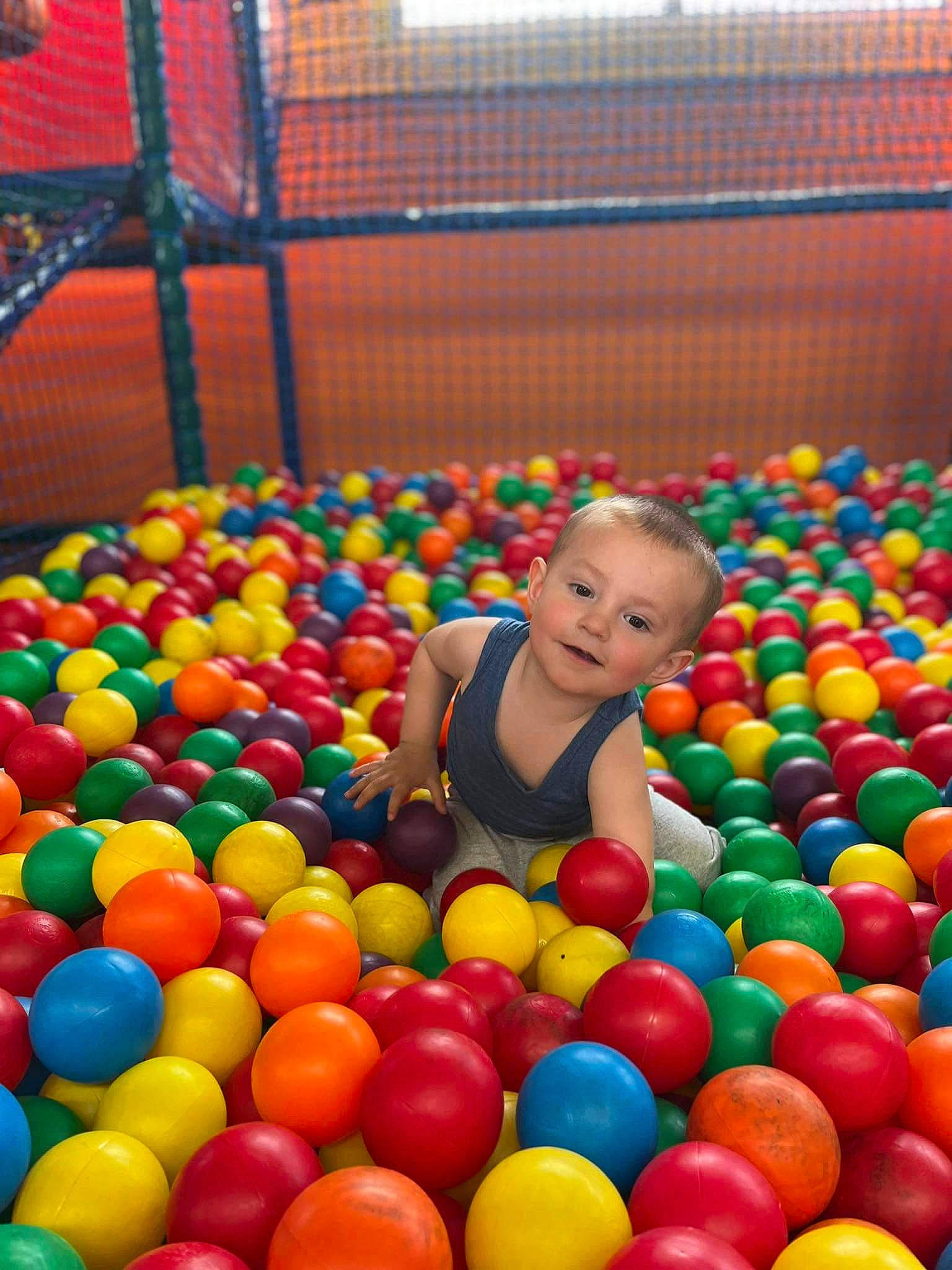 Loukas participe au concours pour gagner de l'argent avec cette photo : baby, ball, ball_pit, child, confectionery, event, fun, joy, leisure, people, person, photograph, play, play_yard, playground, recreation, snapshot, sports_toy, sweetness, toddler