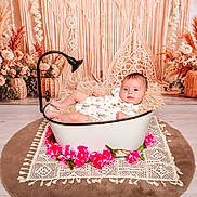 Sofia a rejoint le concours — aidez-le/la à gagner de superbes lots ! baby, bathtub, flowers, pink, vintage, portrait, indoor, decor, floral_arrangement, baby_clothes, floor, carpet, blanket, cute, infant, child, studio_shot, decorative, relaxed, boho_style