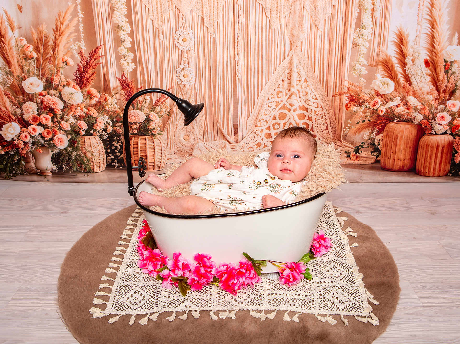 Sofia a rejoint le concours — aidez-le/la à gagner de superbes lots ! baby, bathtub, flowers, pink, vintage, portrait, indoor, decor, floral_arrangement, baby_clothes, floor, carpet, blanket, cute, infant, child, studio_shot, decorative, relaxed, boho_style