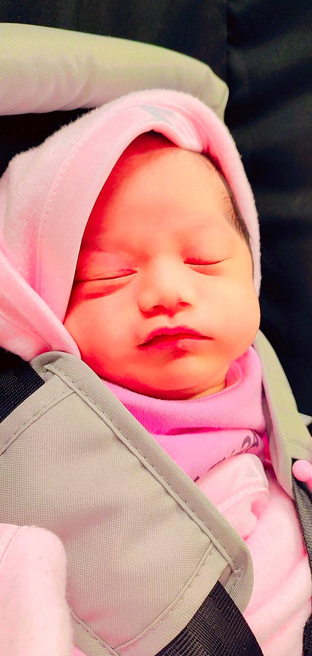 Aela a rejoint le concours — aidez-le/la à gagner de superbes lots ! baby, baby_products, baby_toddler_clothing, carmine, cheek, child, close_up, comfort, eyelash, fashion_accessory, happy, magenta, nose, peach, person, pink, product, sleeve, smile, thumb