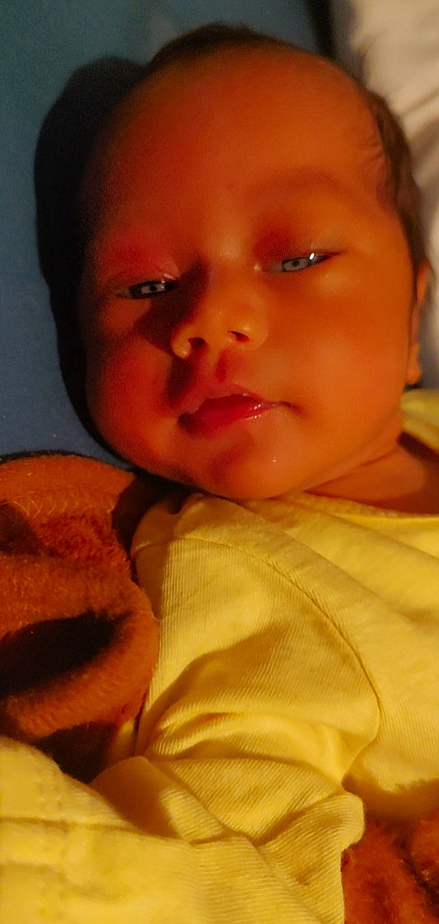 Aela a rejoint le concours — aidez-le/la à gagner de superbes lots ! baby, cheek, comfort, ear, eyelash, face, finger, gesture, happy, human_body, iris, jaw, lip, mouth, muscle, neck, nose, orange, person, skin