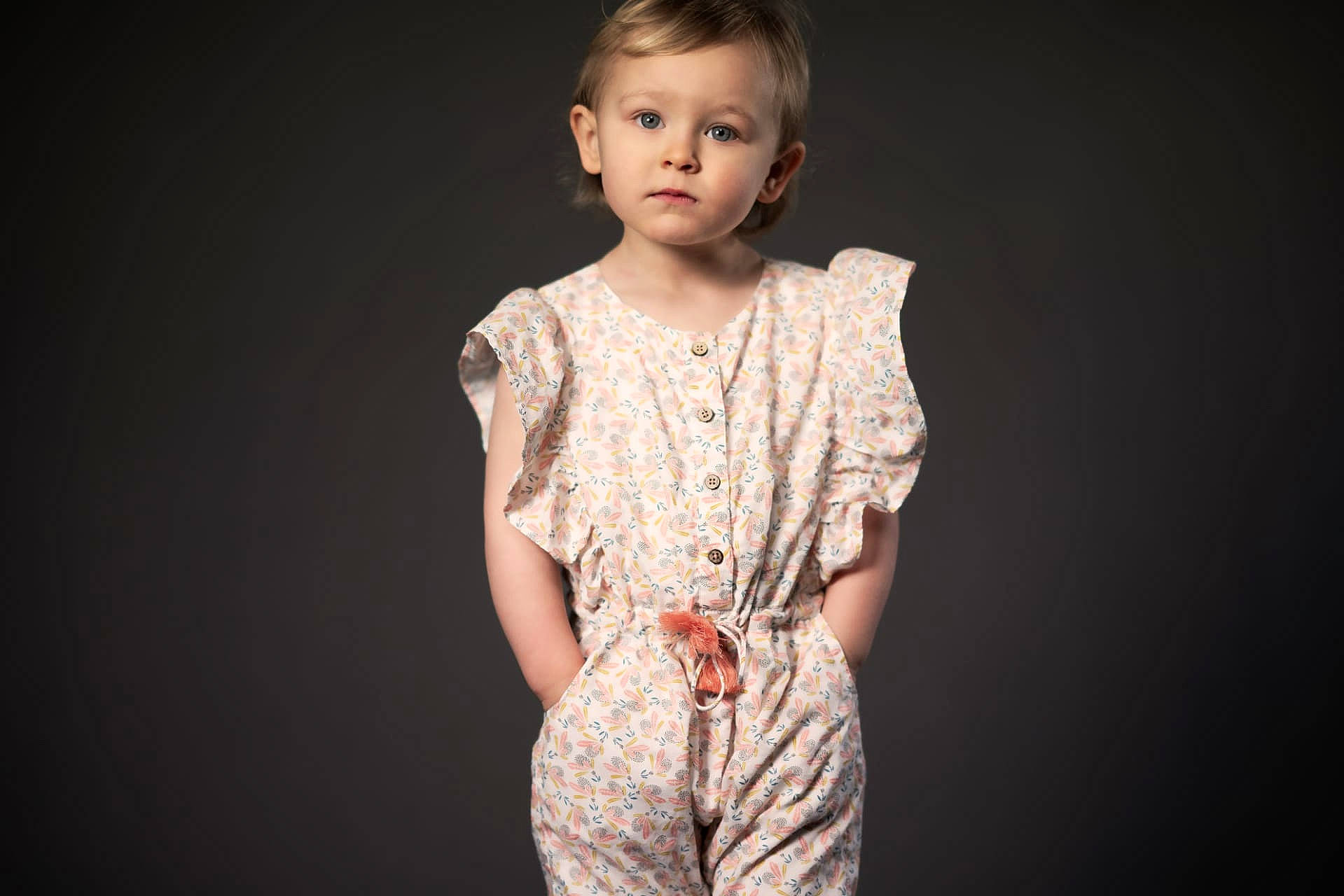 Esther a rejoint le concours — aidez-le/la à gagner de superbes lots ! arm, darkness, day_dress, event, eye, face, fashion_design, flash_photography, gesture, human_body, monochrome_photography, neck, one_piece_garment, pattern, peach, person, shoulder, sleeve, t_shirt, visual_arts