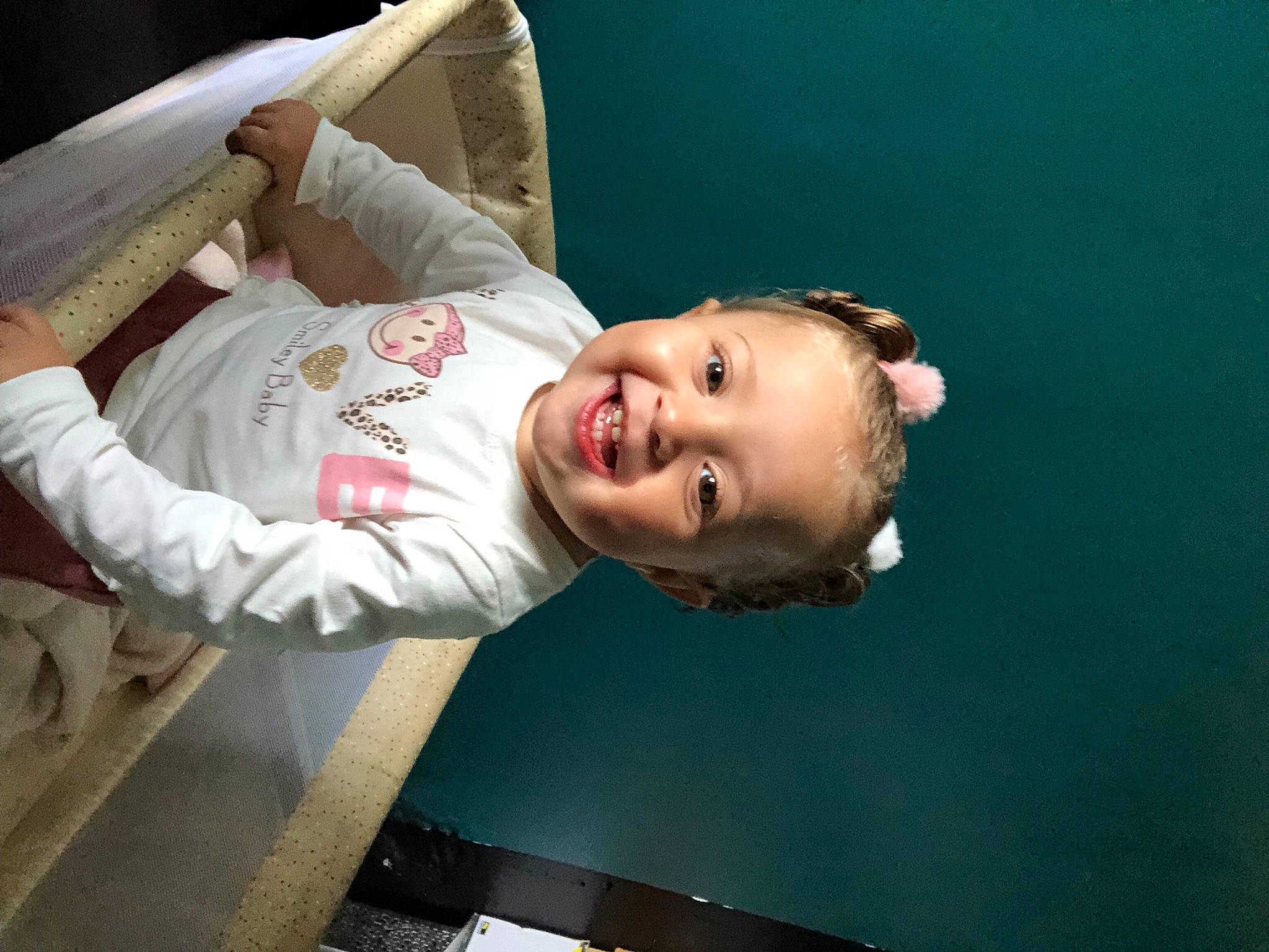 Neïla a rejoint le concours — aidez-le/la à gagner de superbes lots ! baby, cheek, child, elbow, facial_expression, flash_photography, fun, gesture, happy, joy, leisure, mouth, person, portrait_photography, sleeve, smile, toddler, vertebrate